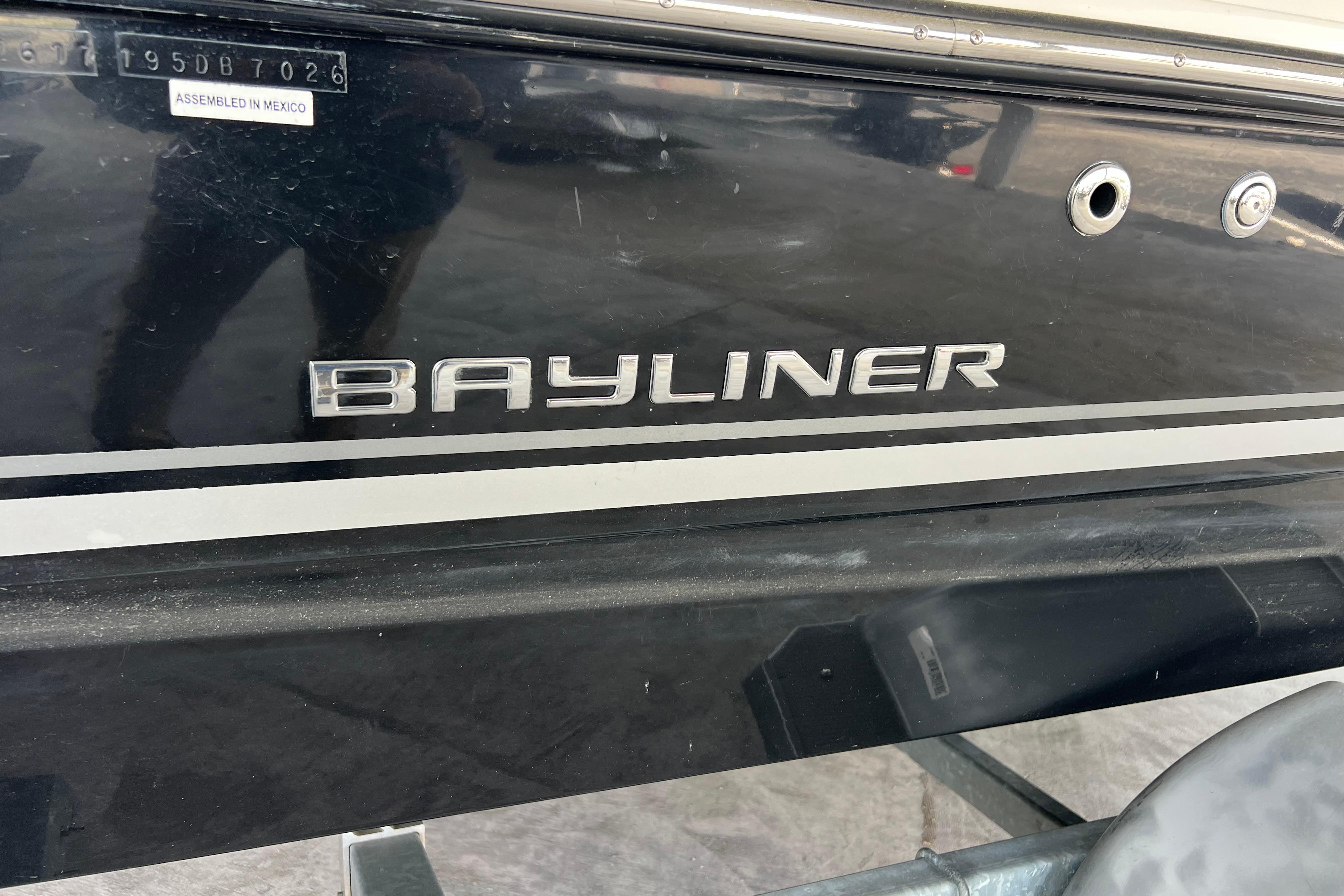 Bayliner 195 Deck Boat 2017, black hull with logo, assembled in Mexico.