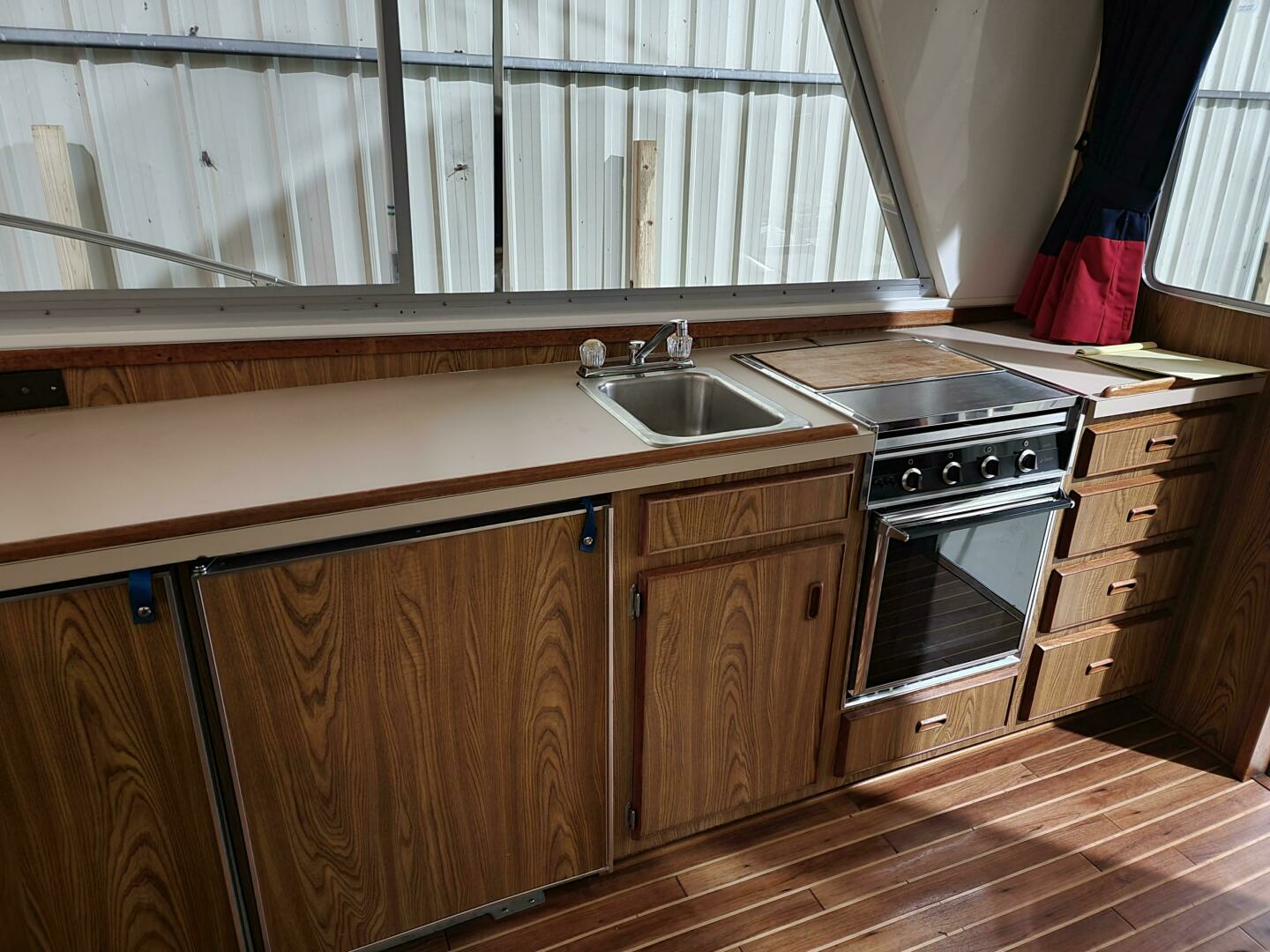 1983 Bertram 33 Flybridge Cruiser - Image 3