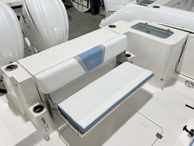 2026 Robalo R300 Center Console - 7