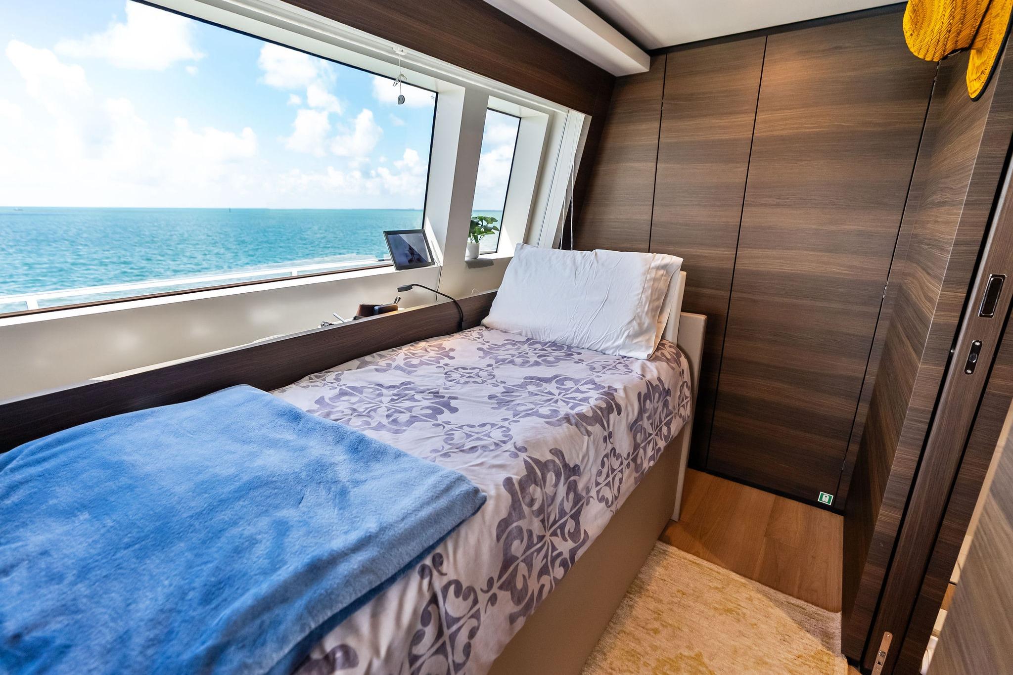 2023 Custom Line Navetta 33 - 125