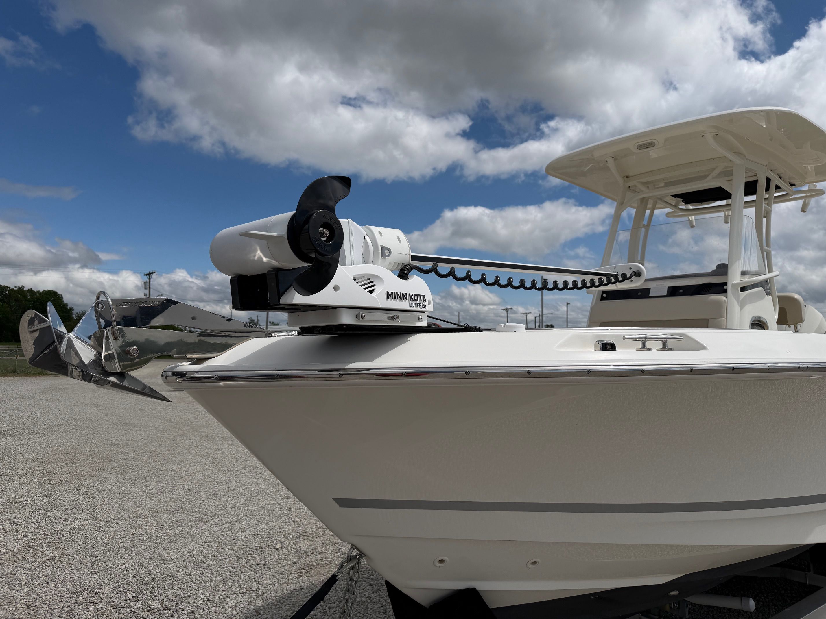 Boston Whaler 230 Outrage 2020 with Minn Kota motor.