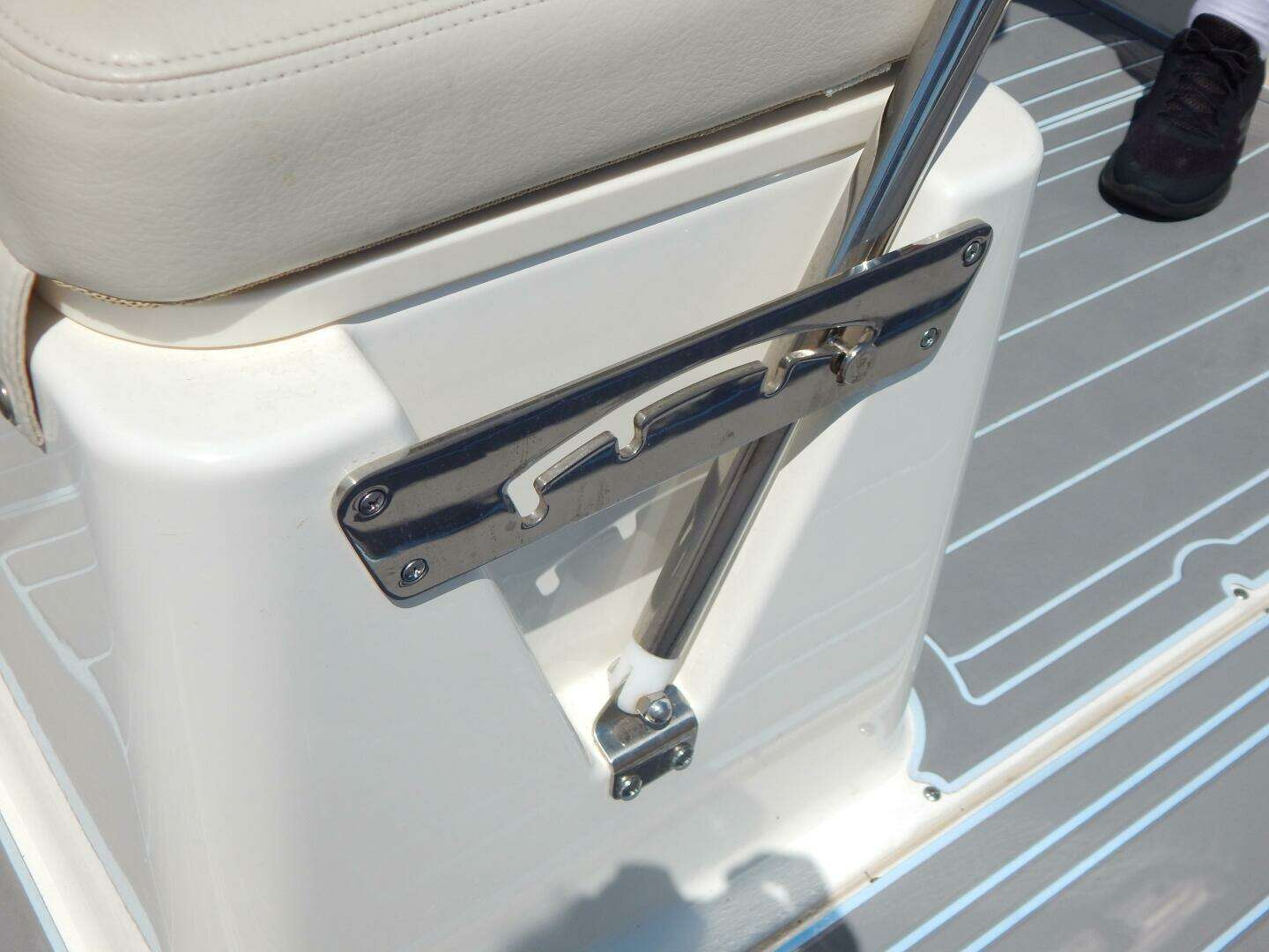 2020 Boston Whaler 190 Montauk - Image 12