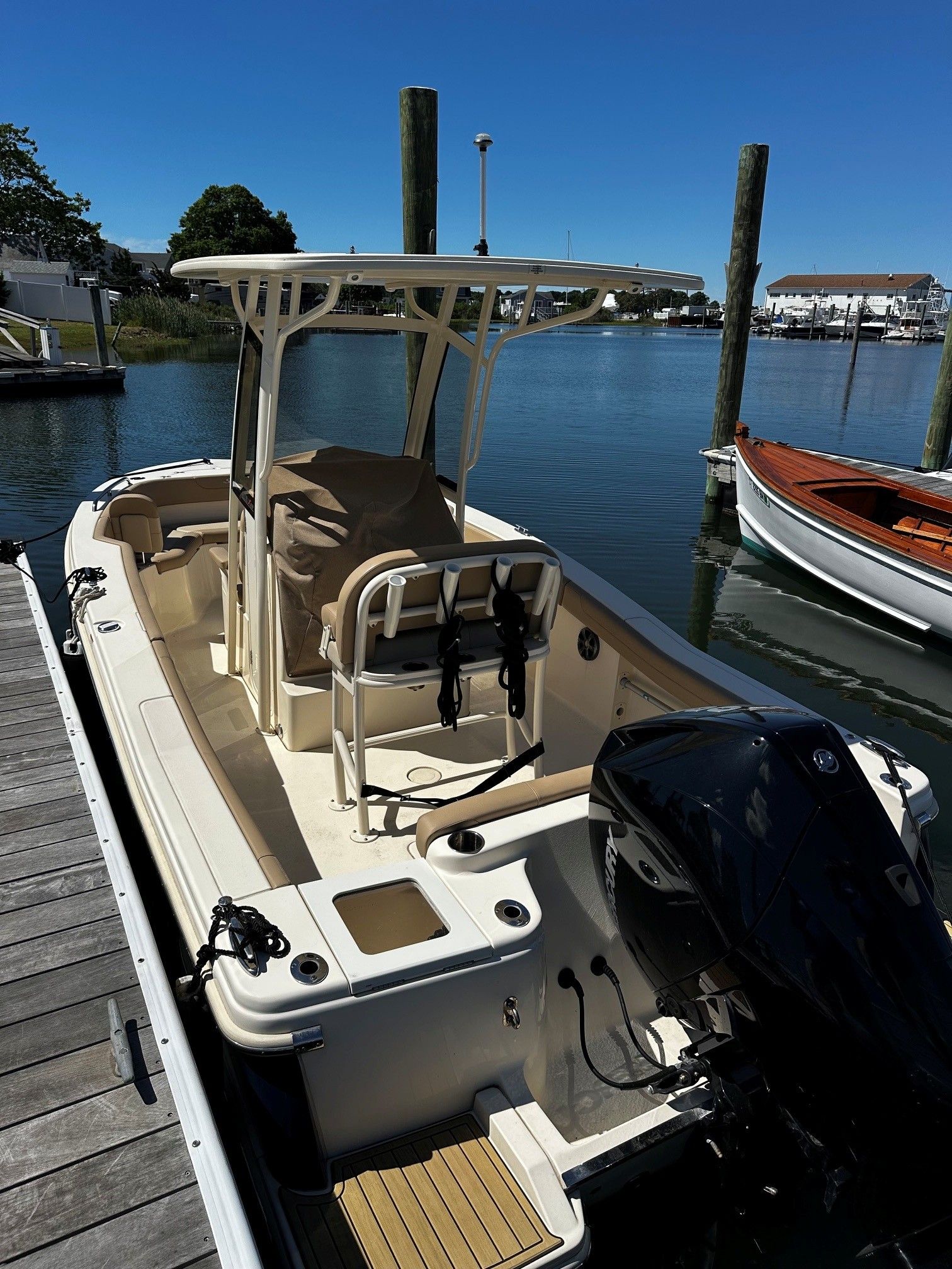 Scout 210XSF 2022 boat docked on a sunny day.