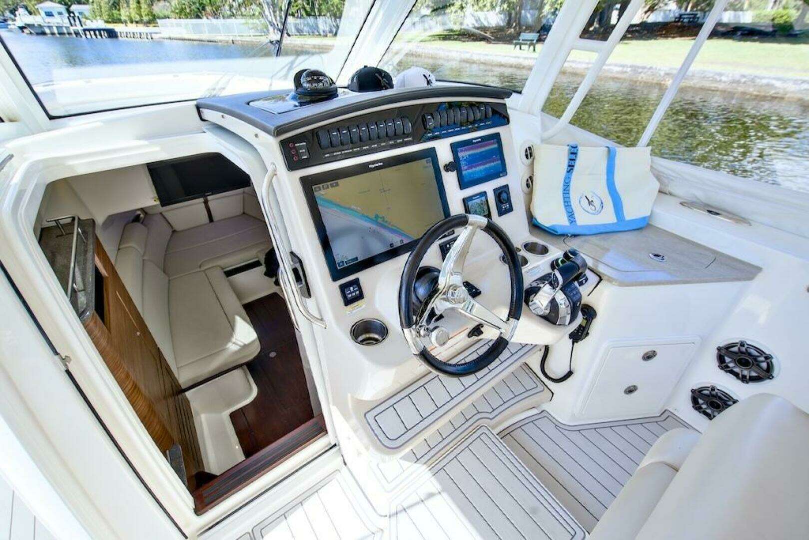 2019 Boston Whaler 350 Realm - Image 17