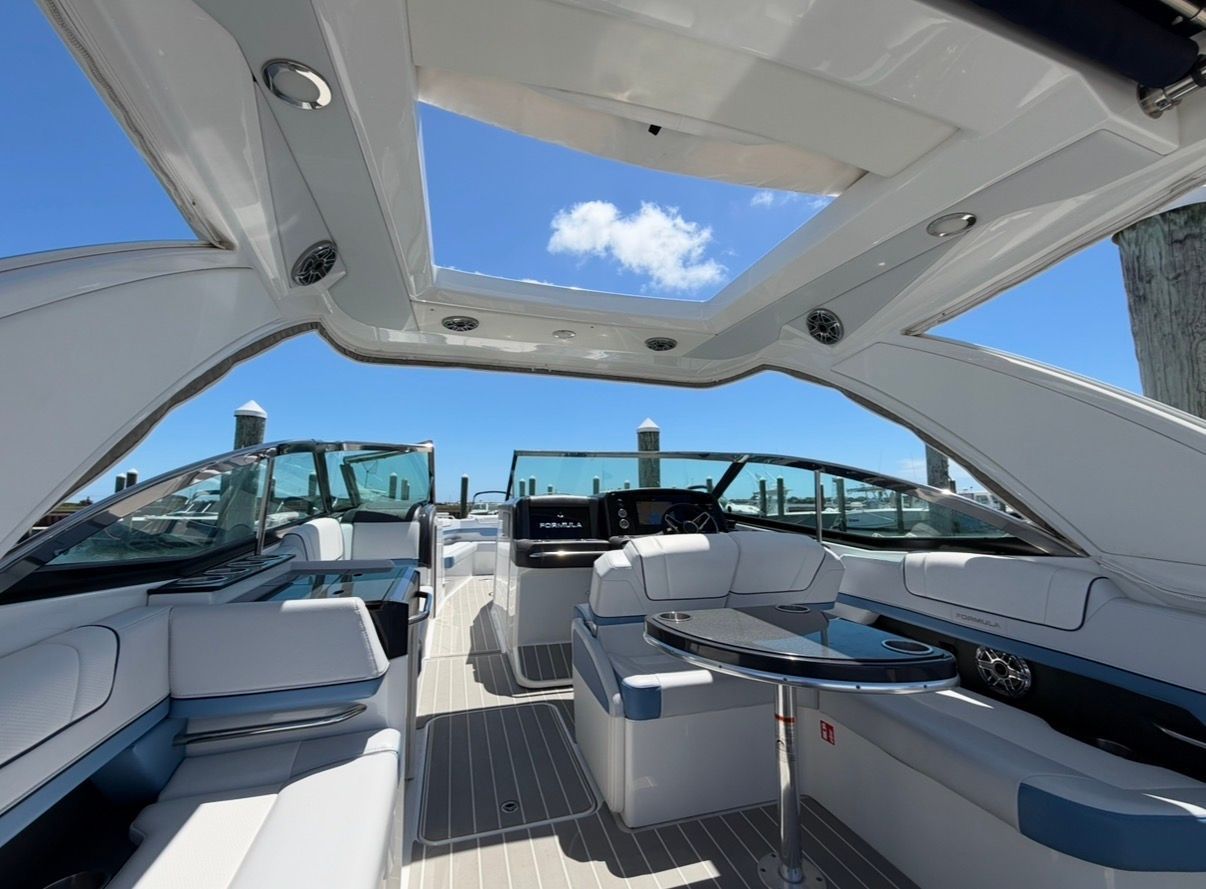 2025 Formula 330 Crossover Bowrider OB - 7