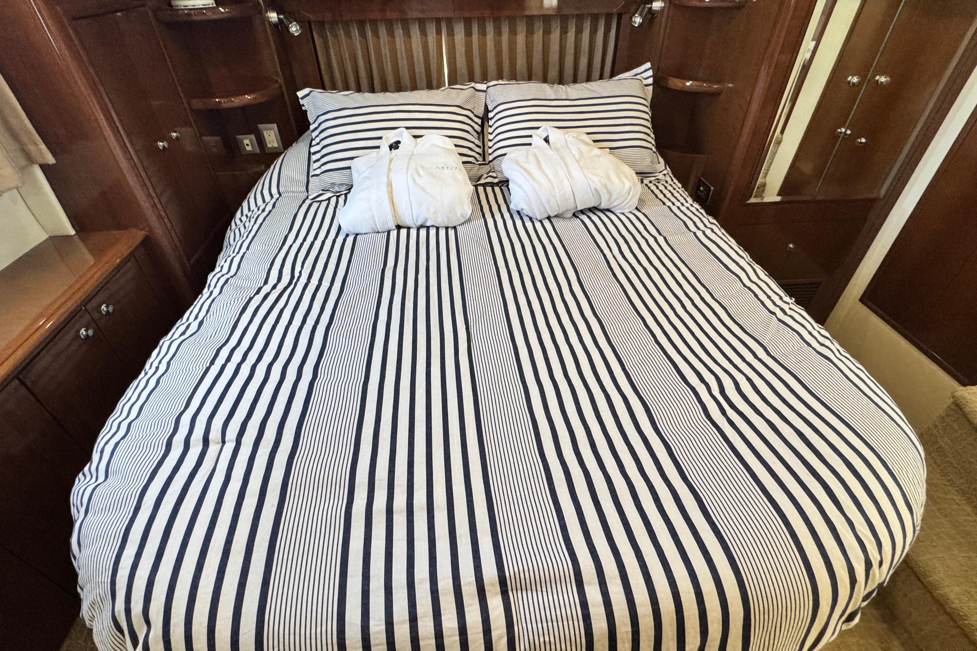 2007 Carver 47 Motor Yacht Owner's Aft Stateroom