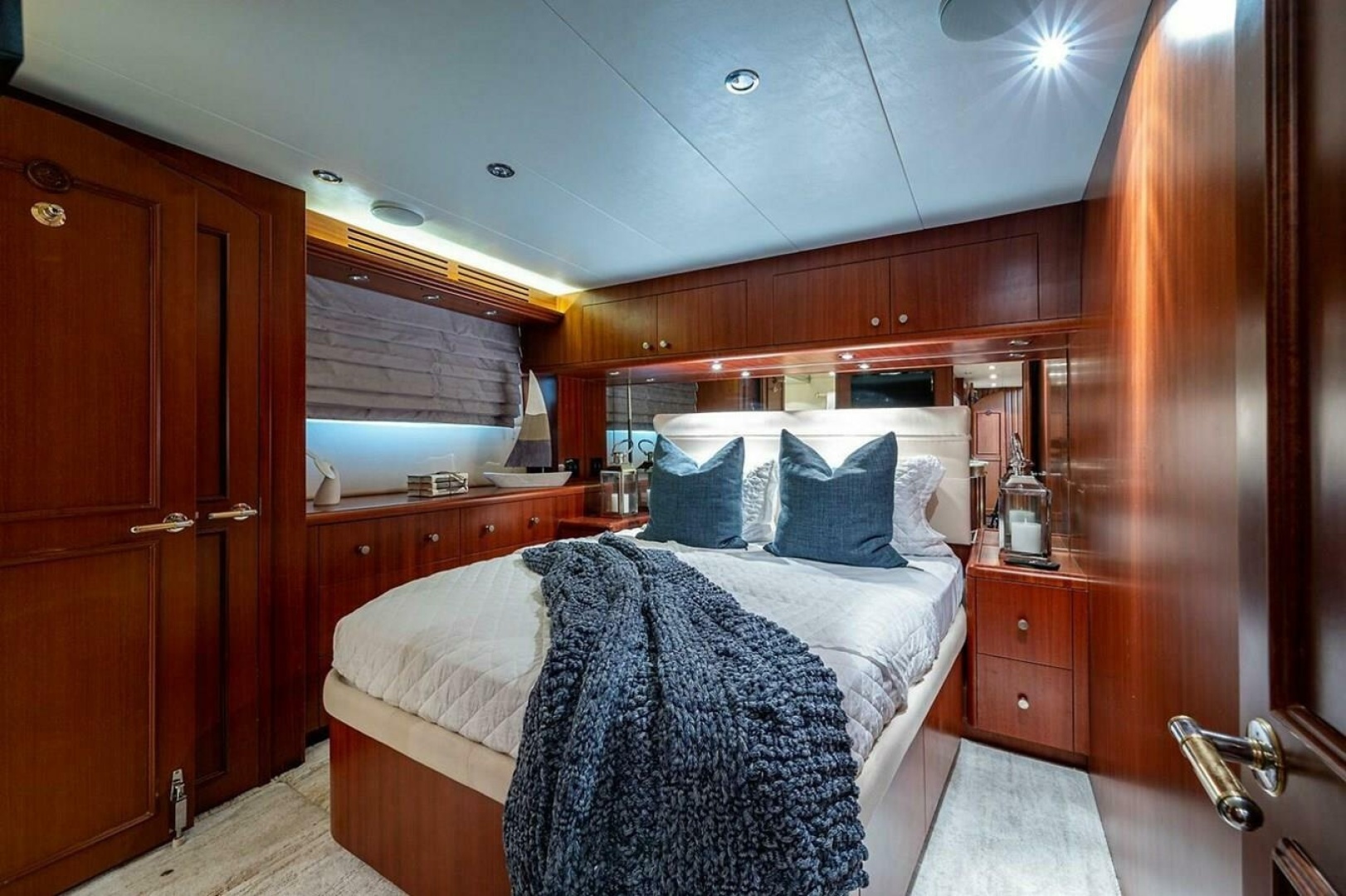 2003 Hatteras 100 Raised Pilothouse - Image 13