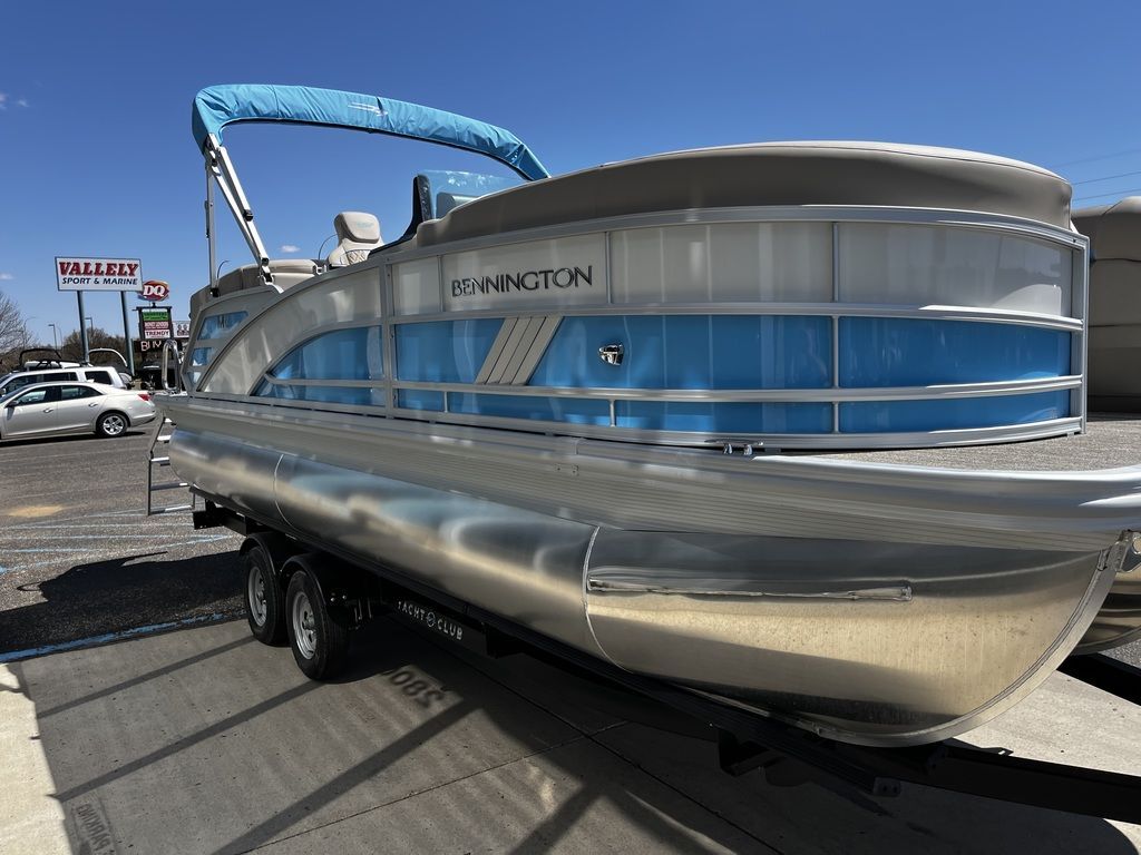 2025 Bennington 22 M Fastback - Quad Bench - 9