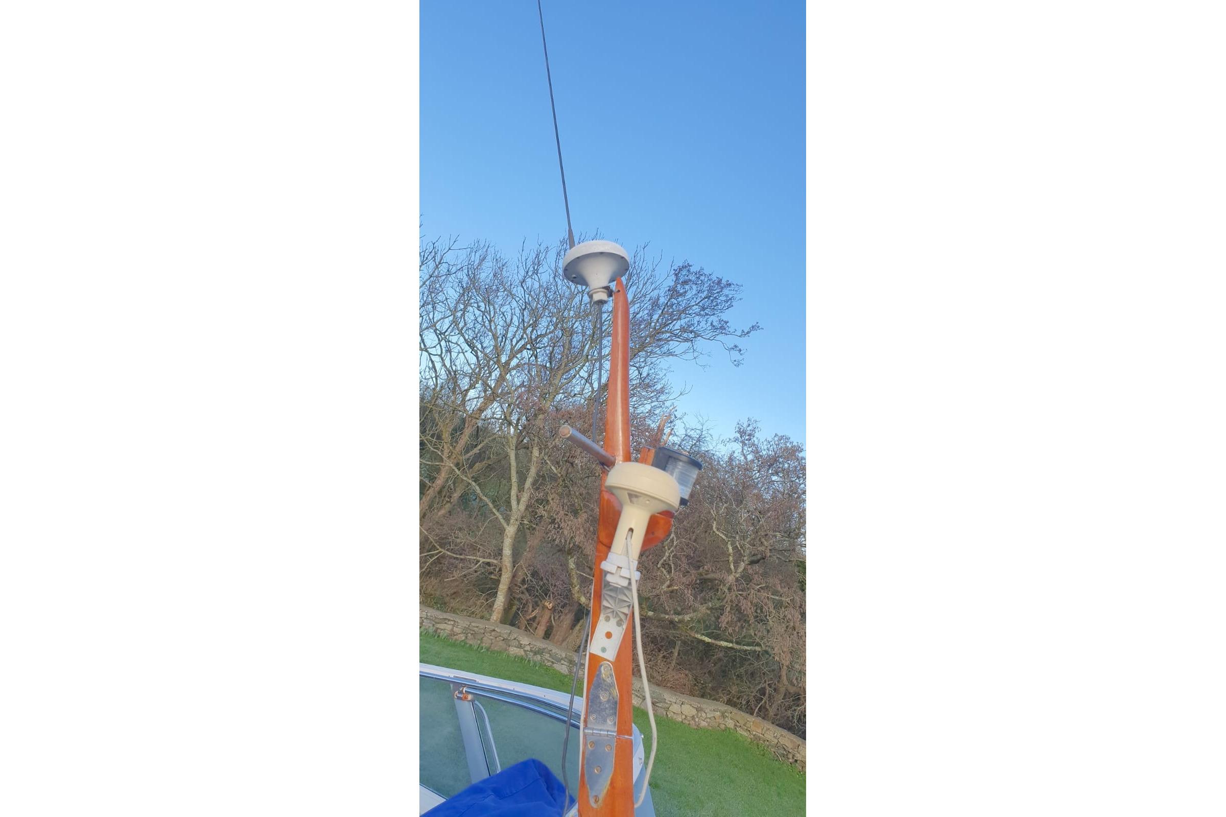 Antenna on Fairey Spearfish MKIII boat, 1989, with clear sky and trees in background.