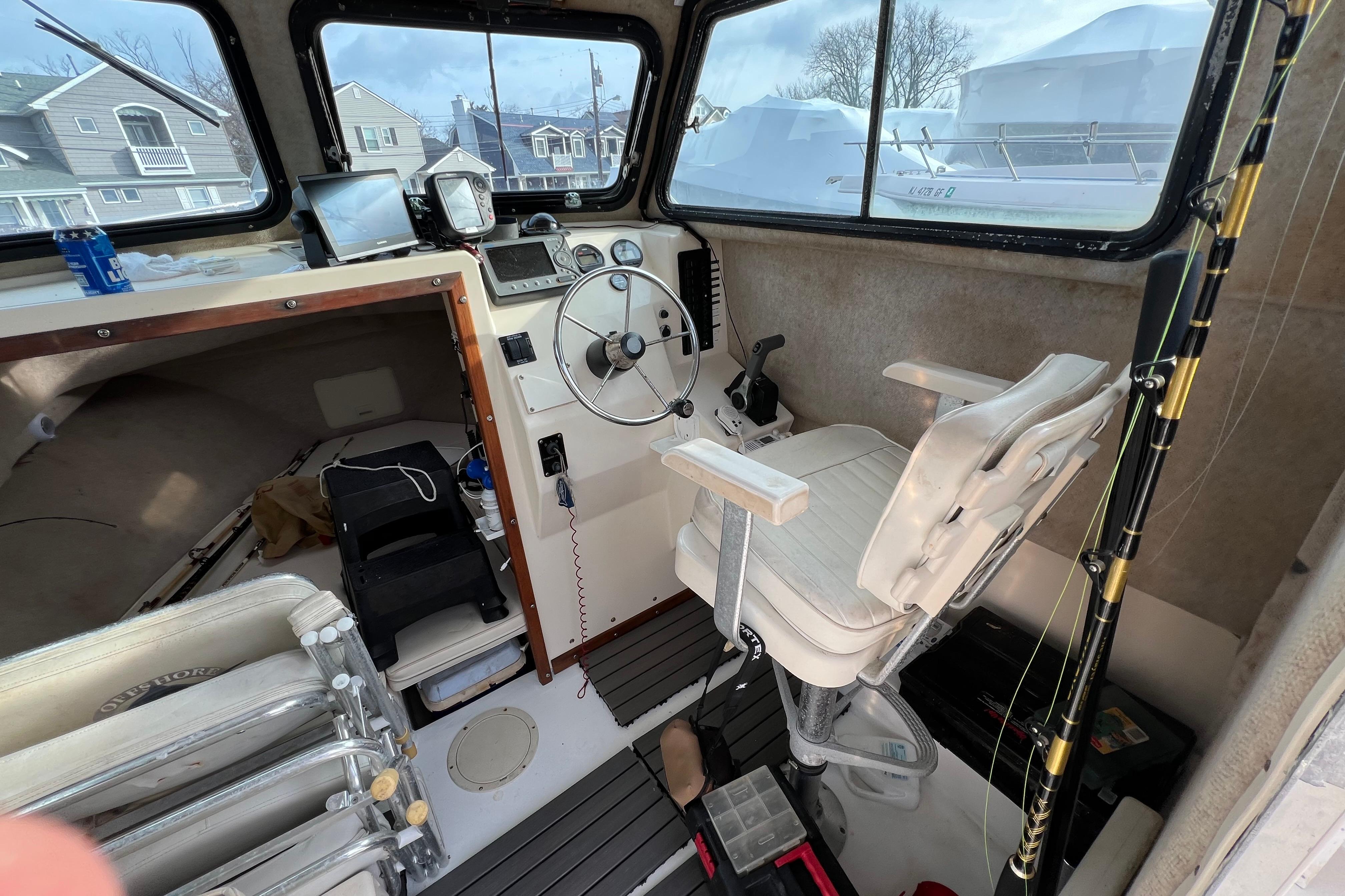 2001 Parker 2520 Deep Vee Sport Cabin interior with steering wheel and captain's chair.