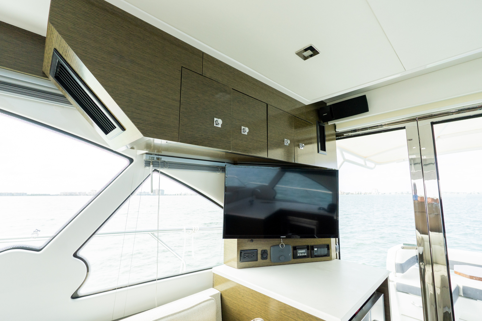 2018 Cruisers Yachts 50 CANTIUS - Image 38