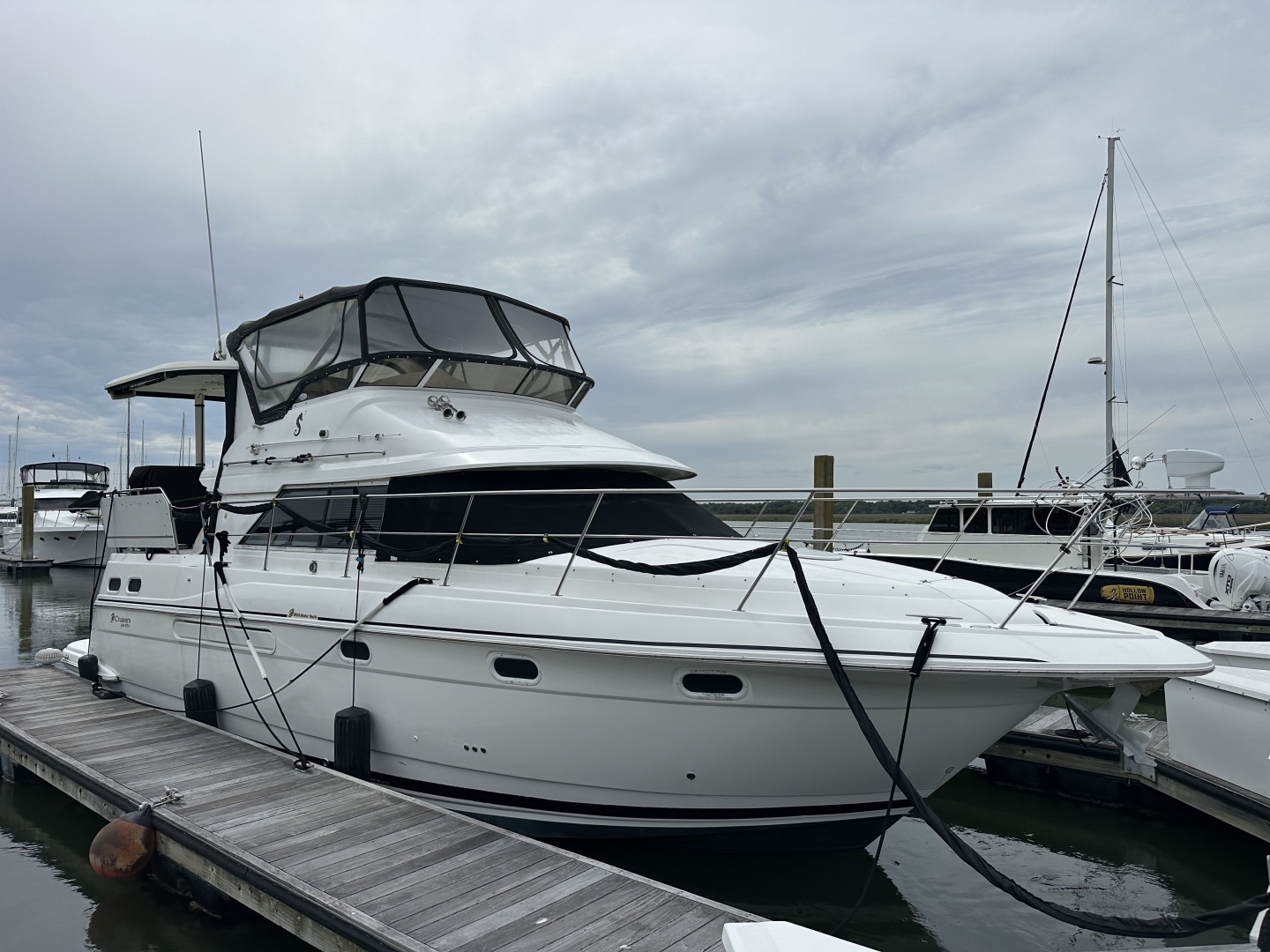 1998 Cruisers Yachts 3650 Aft Cabin - Image 2