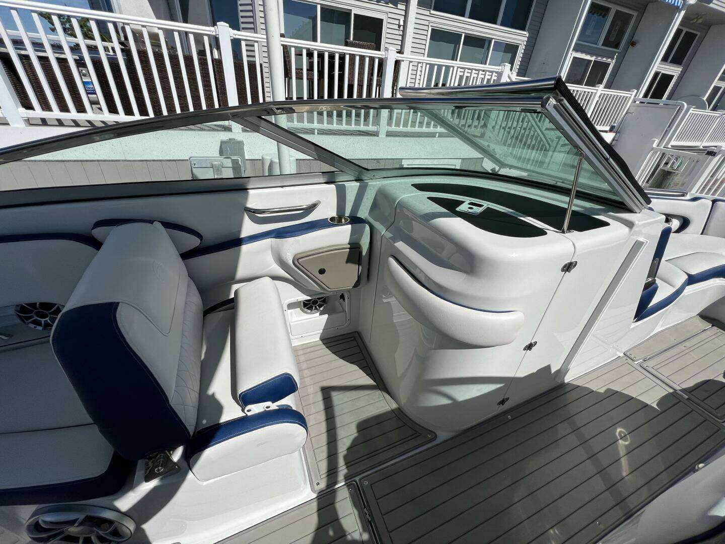 2022 Crownline E305 XS - Image 16