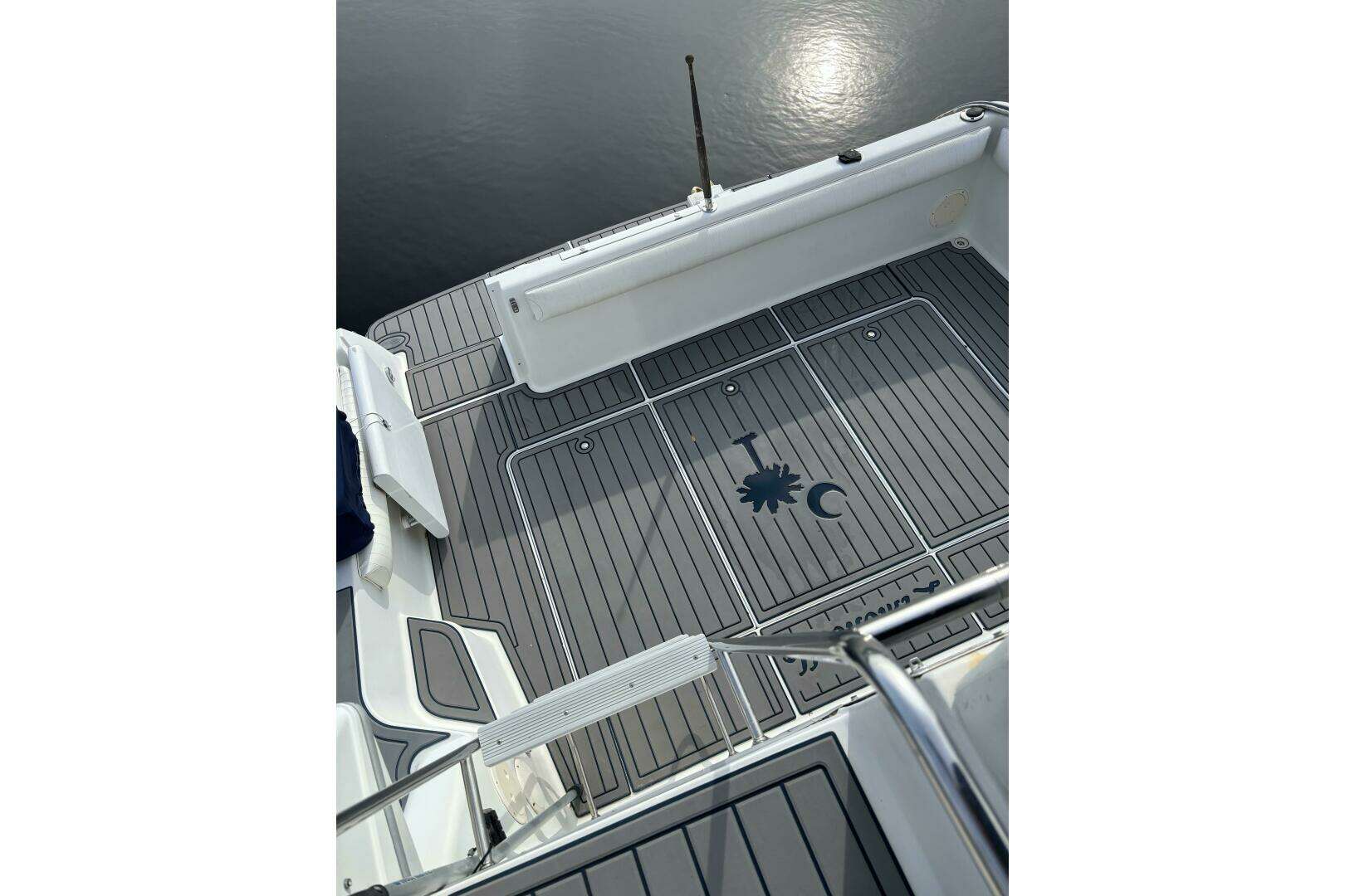 1996 Carver 320 Voyager - Image 23