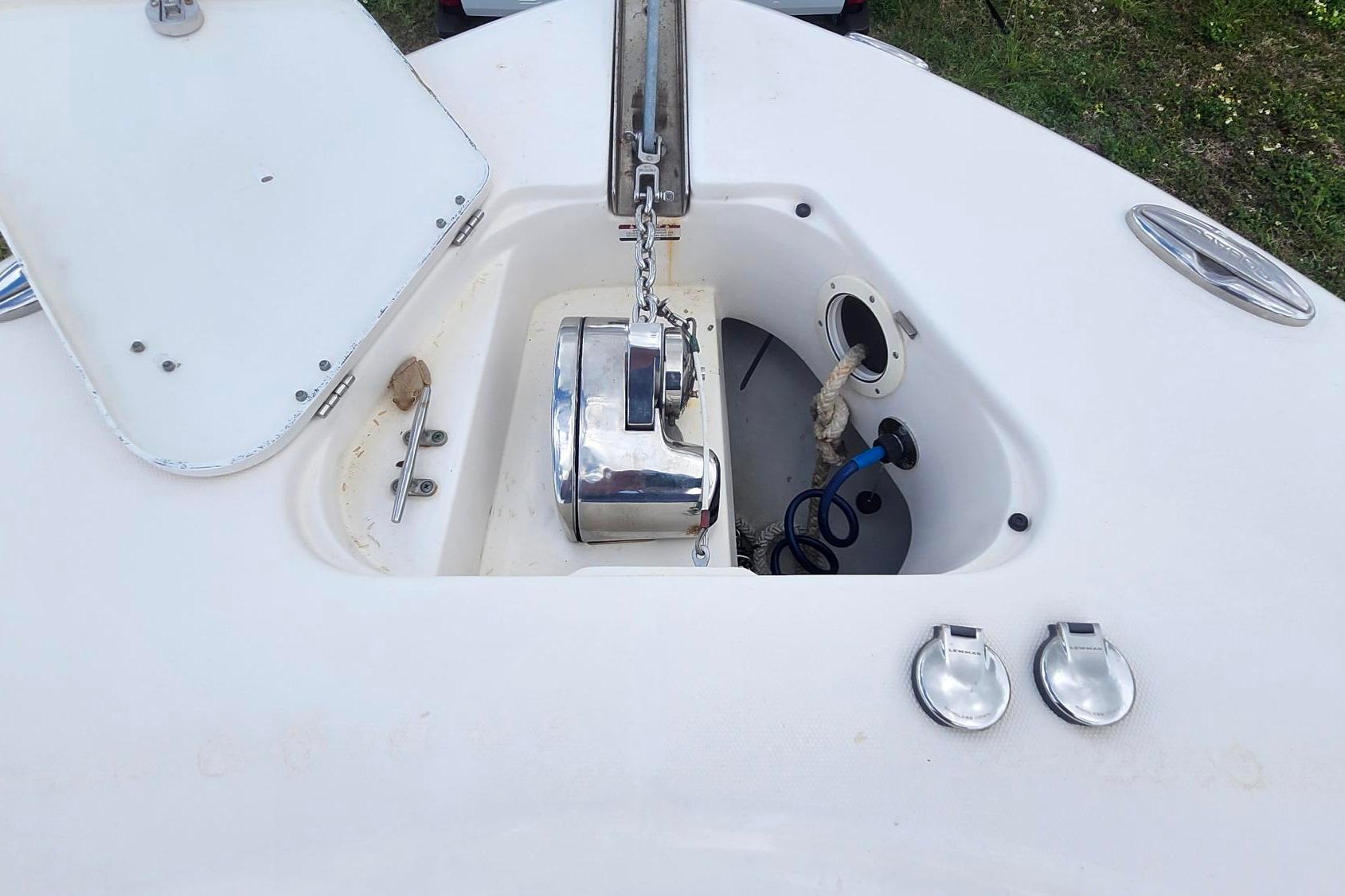 2015 Robalo R300 Center Console anchor compartment with chain and rope.