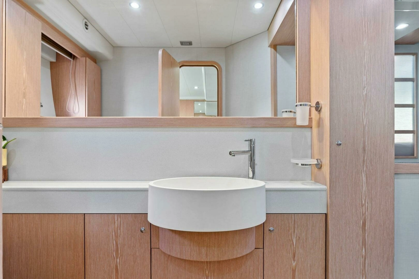 2013 Ferretti Yachts 620 - Image 27