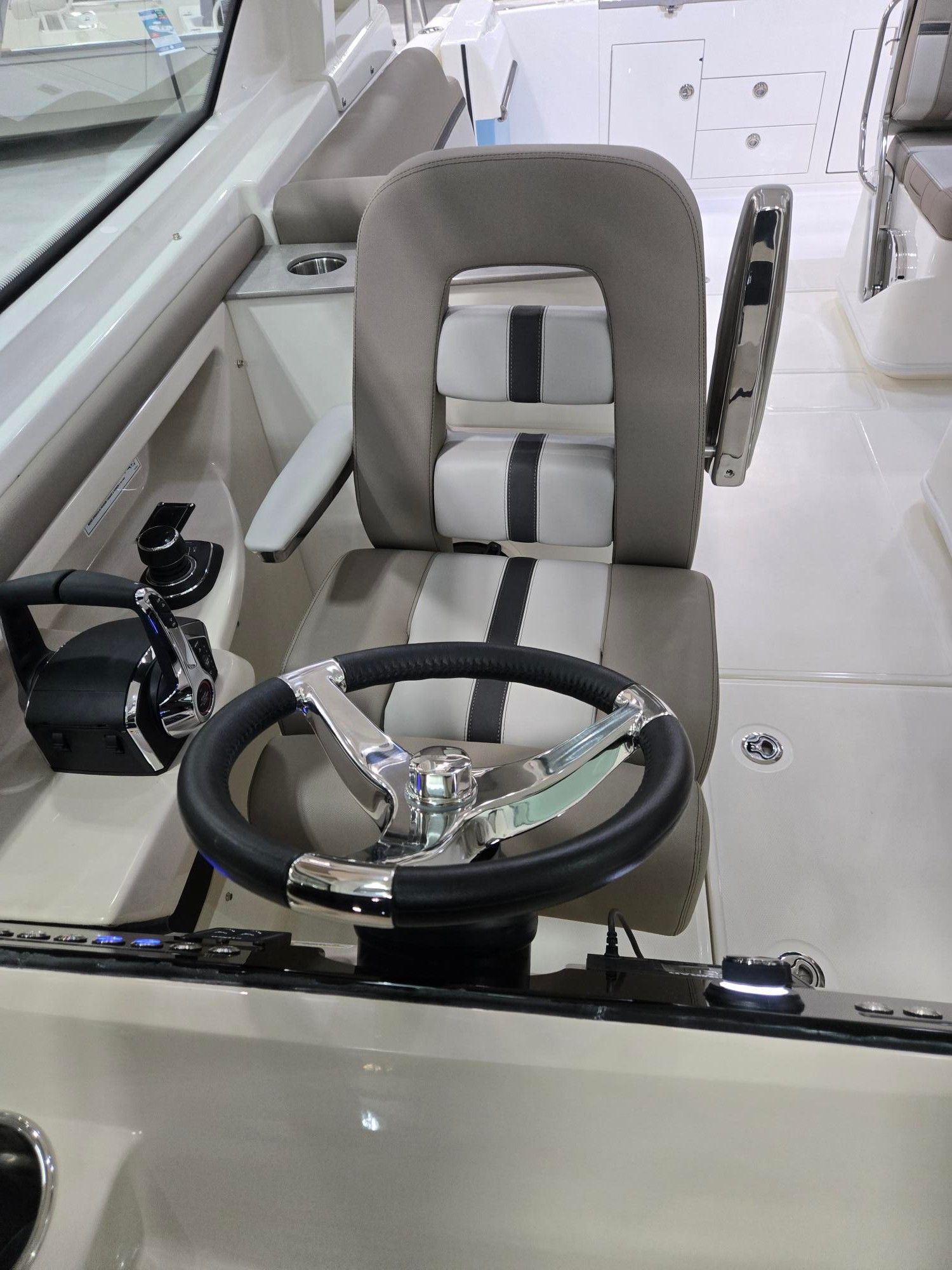 2026 Boston Whaler 330 Vantage - 28