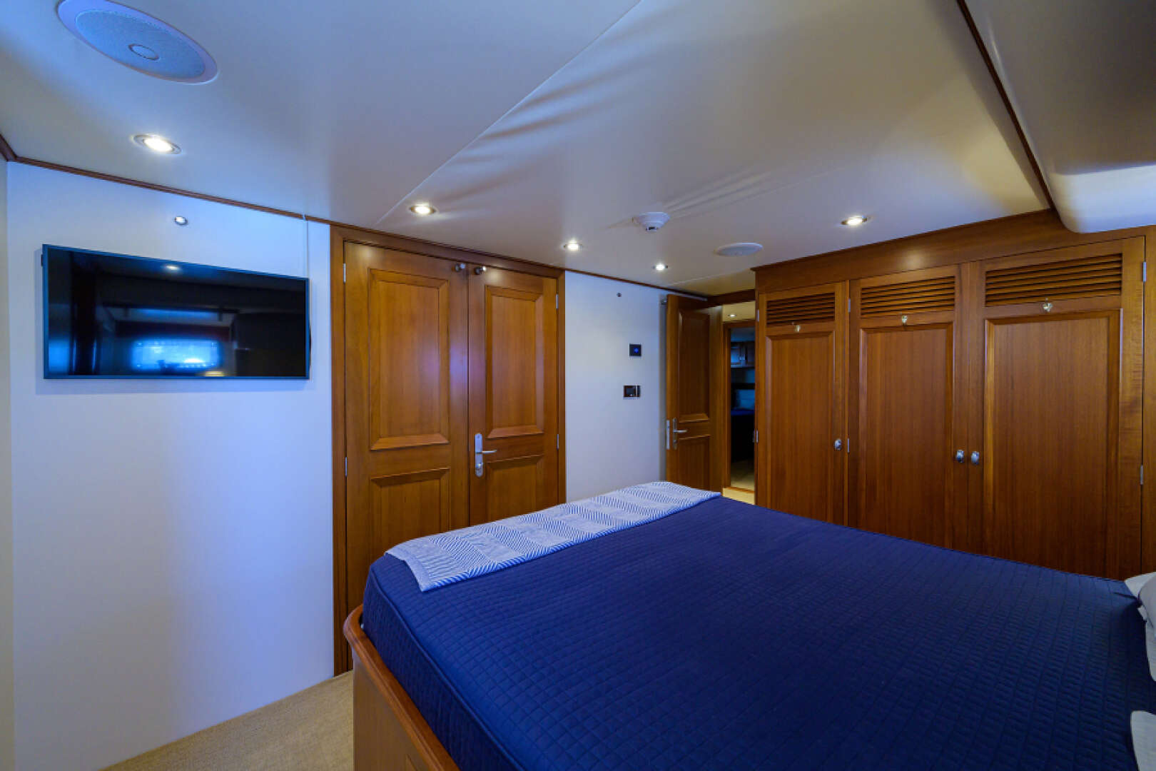 2003 New England Boatworks Enclosed Raised Pilothouse - Image 23