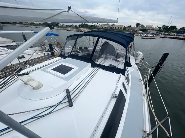 2000 Hunter 410 sailboat docked, featuring a blue cover and clear deck view.
