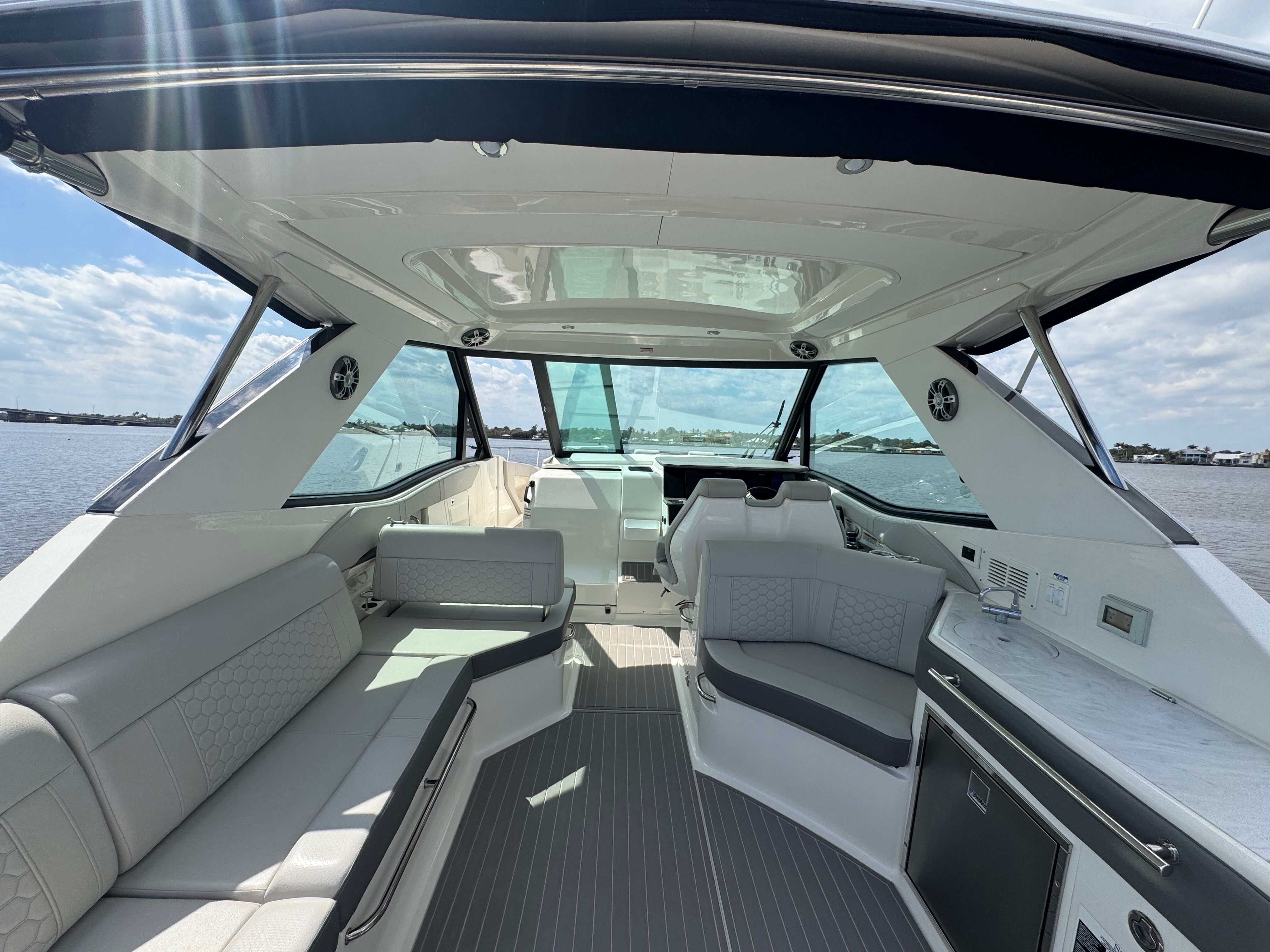2023 Sea Ray Sundancer 320 Outboard - 17