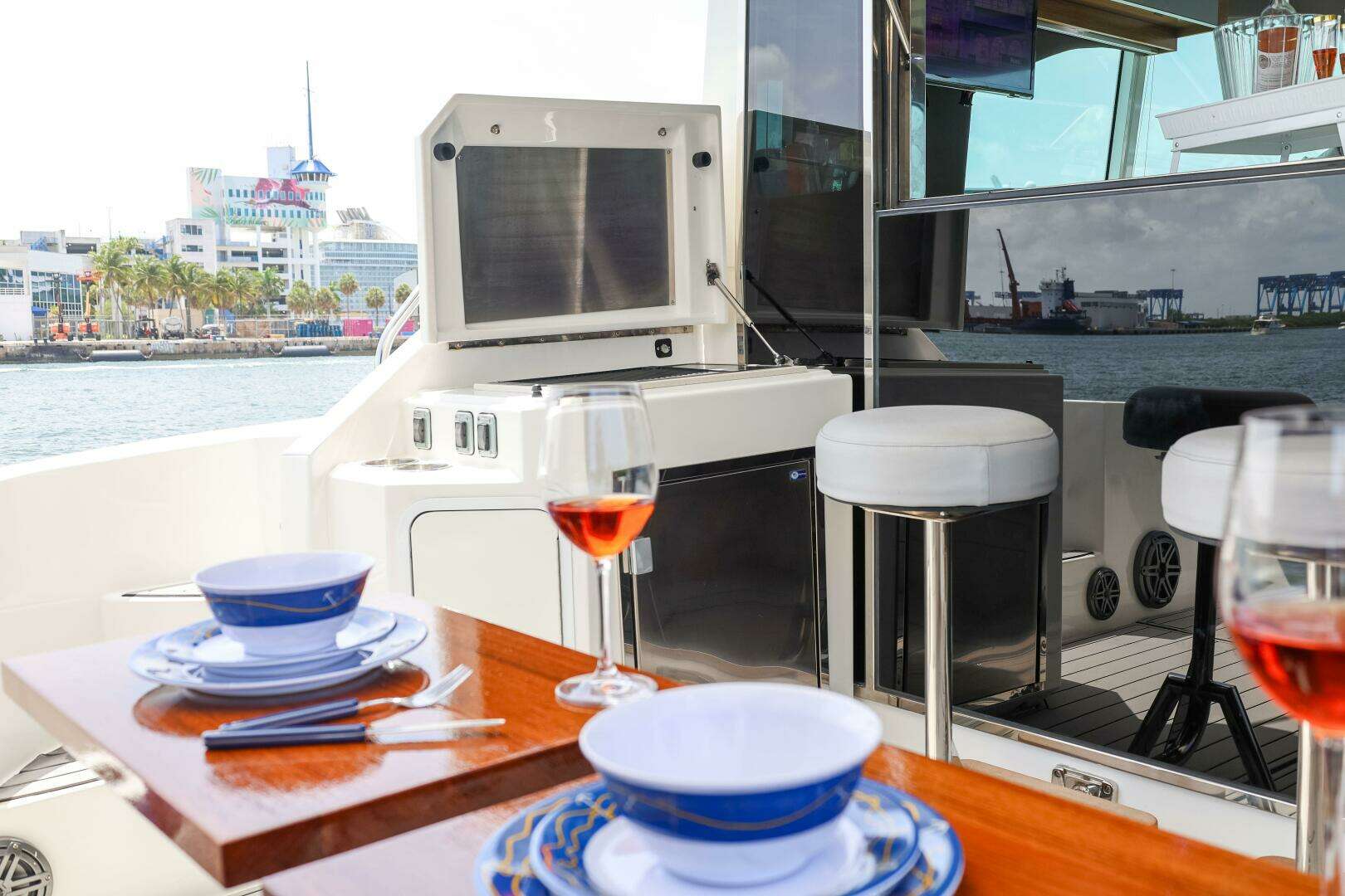 2014 Cruisers Yachts 45 Cantius - Image 24