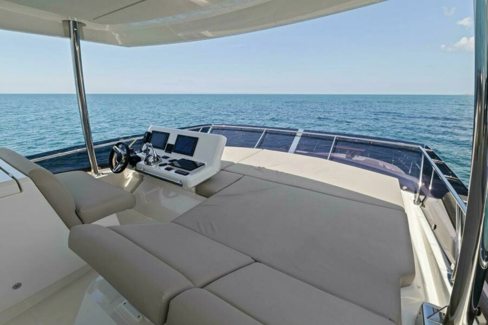 2022 Prestige 590 Flybridge - Image 4
