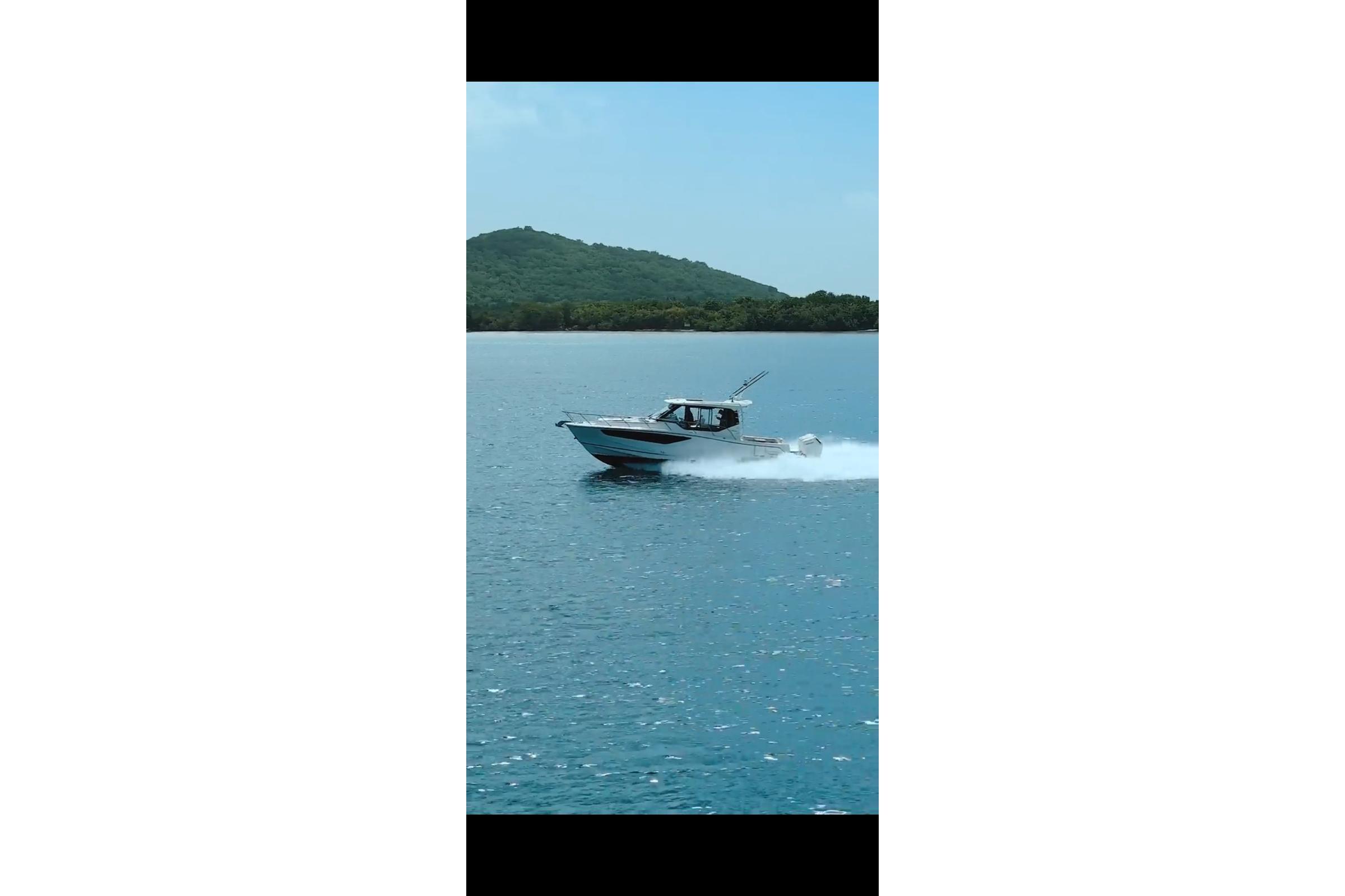 2024 Boston Whaler 405 Conquest