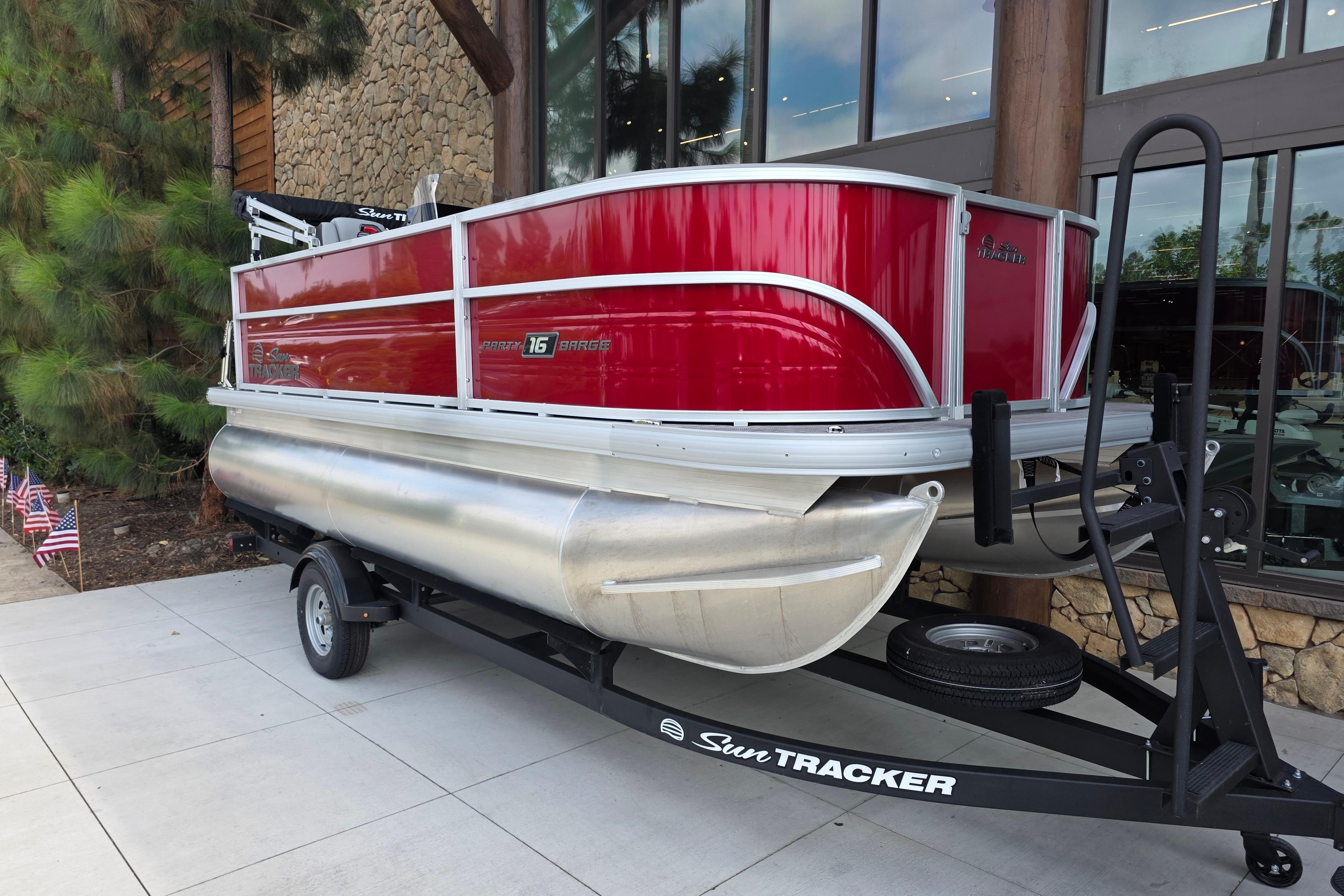 2026 Sun Tracker Party Barge 16 DLX