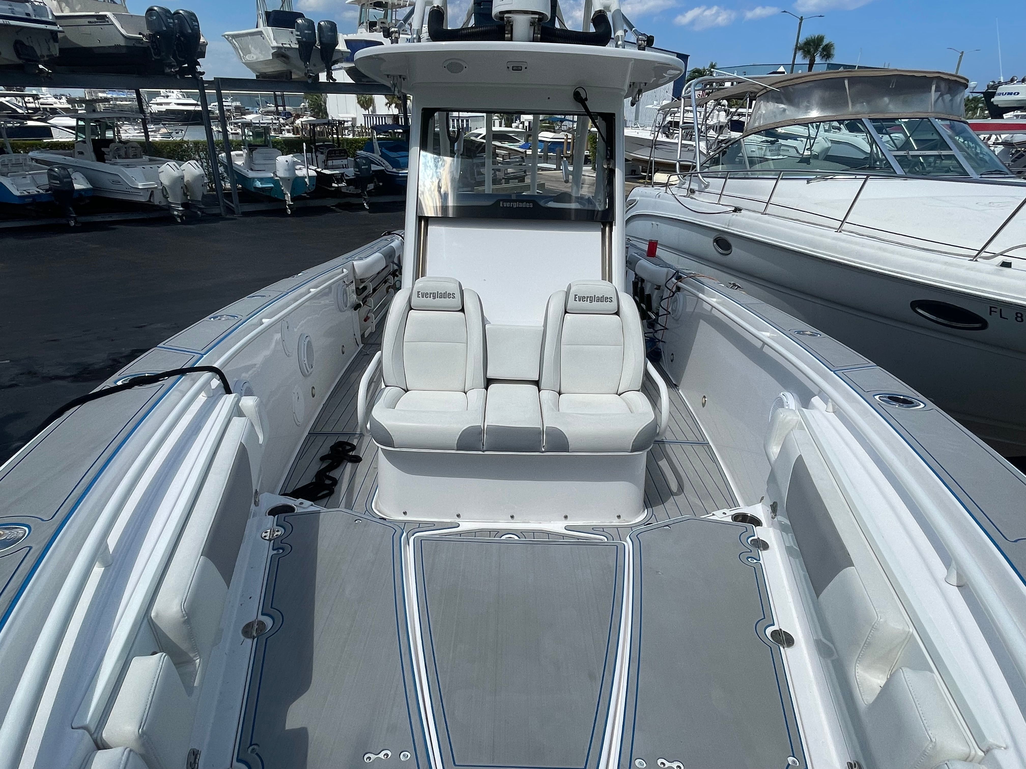 2017 Everglades 325 Center Console - 12