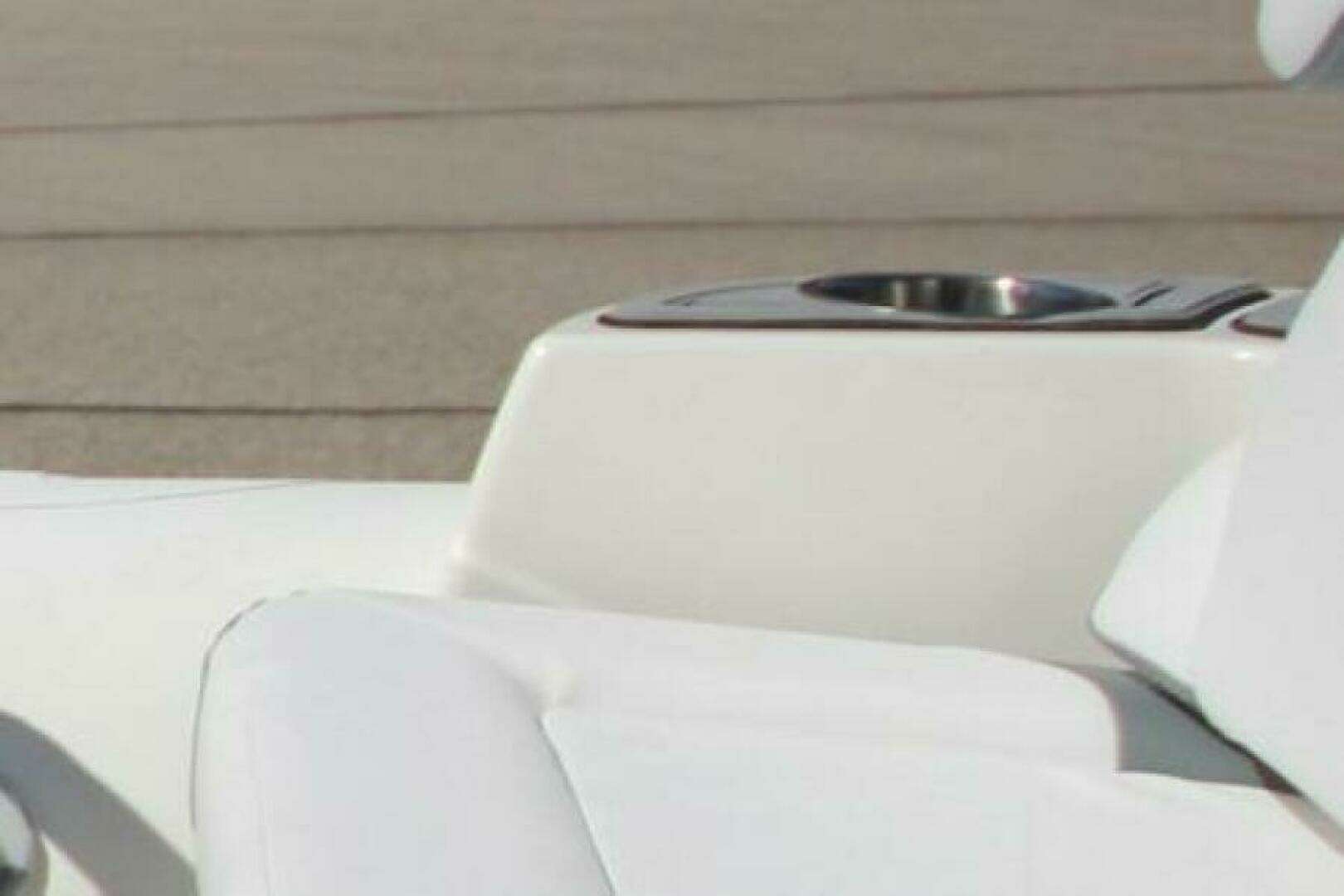 2025 Zodiac Yachtline 400 DL NEO - Image 9