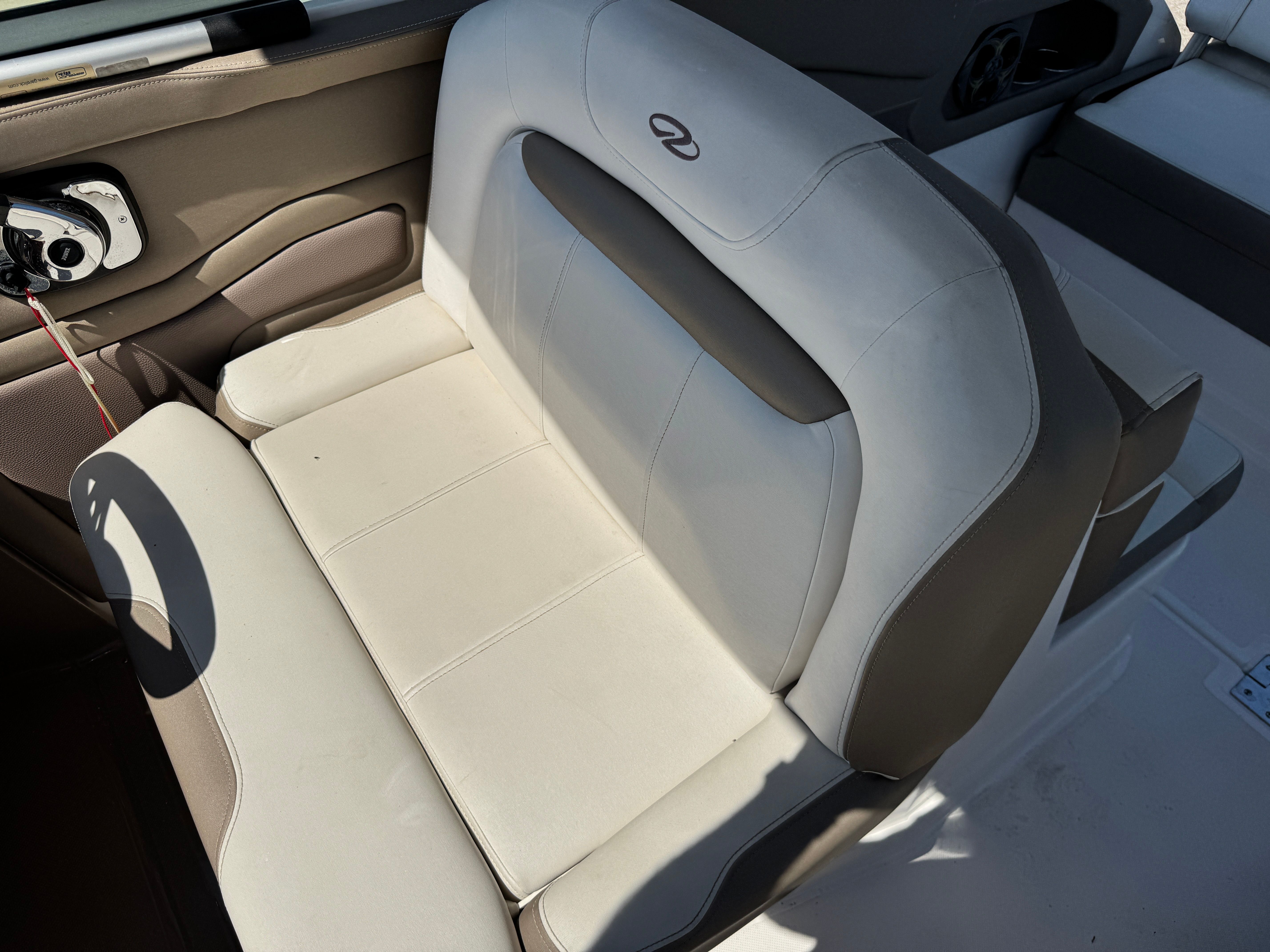 2016 REGAL 28 EXPRESS - Image 10