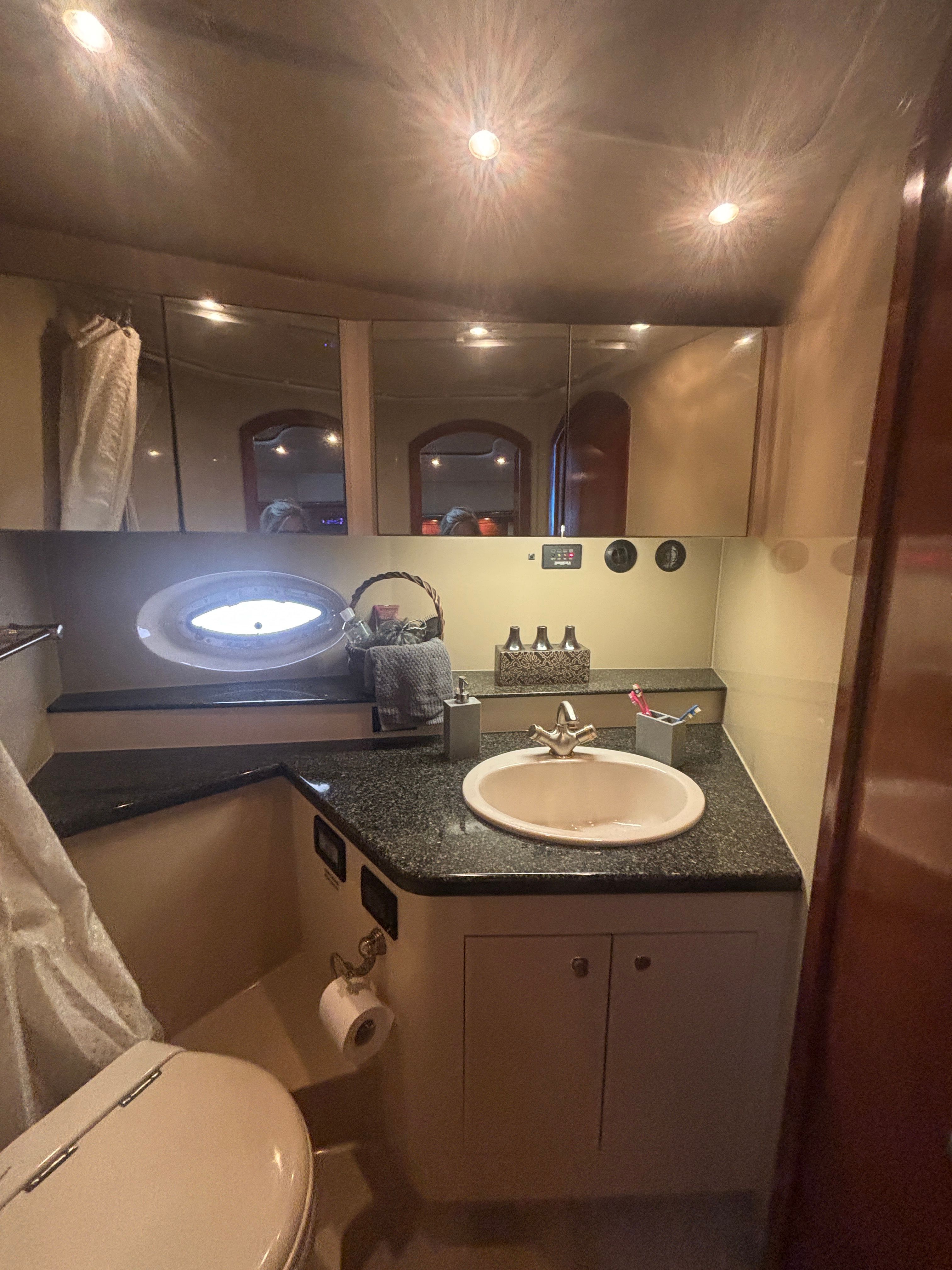 2006 Cruisers Yachts 460 Express - 9