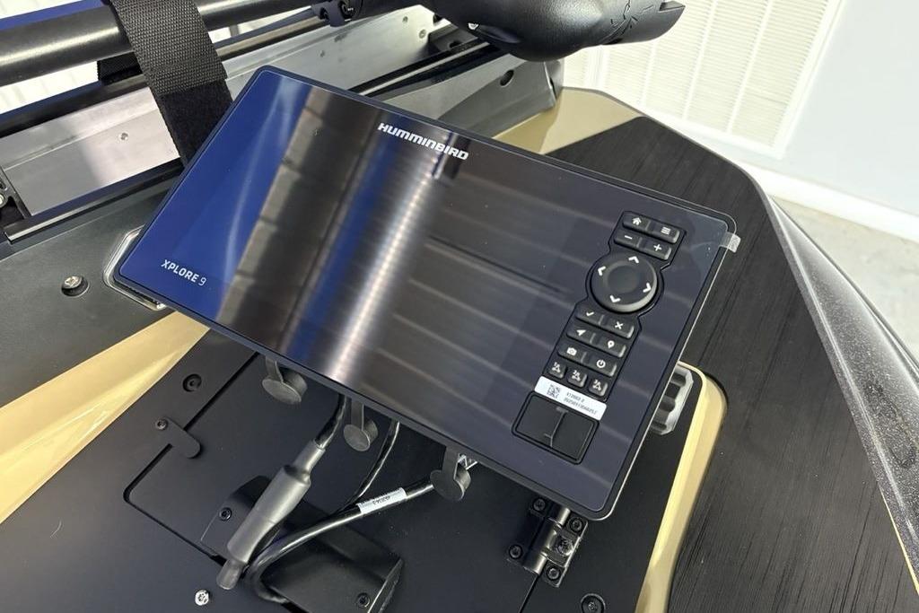 2026 Skeeter ZXE21 boat with Humminbird Xplore 9 navigation system.