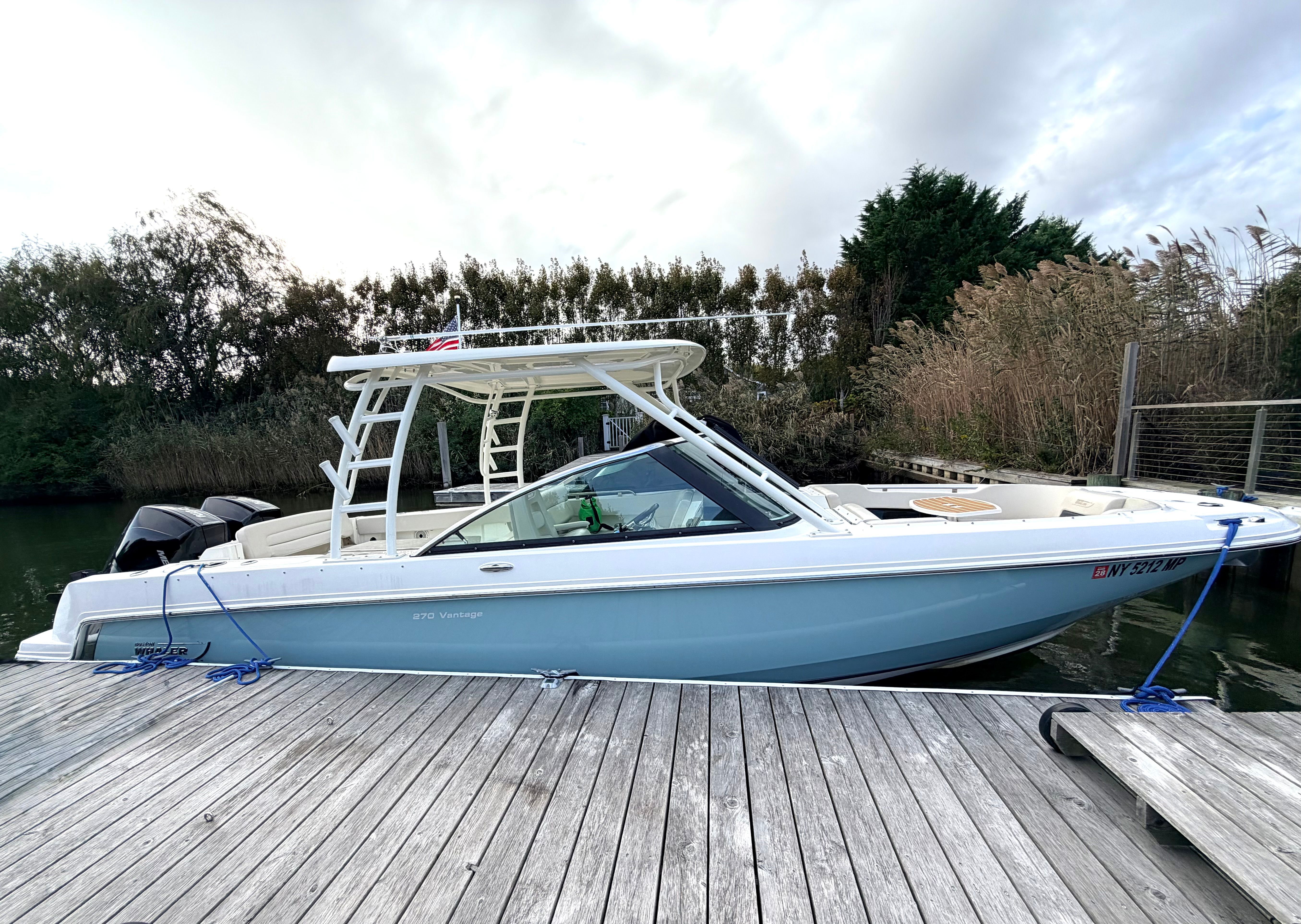 2019 Boston Whaler 270 Vantage