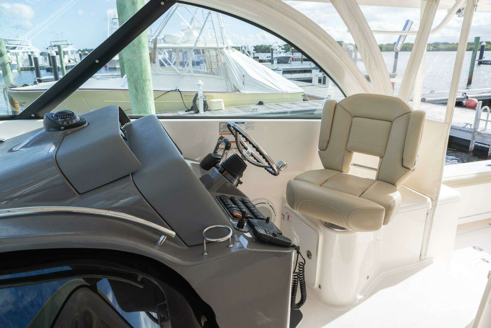 2018 Pursuit OS 385 - Image 14