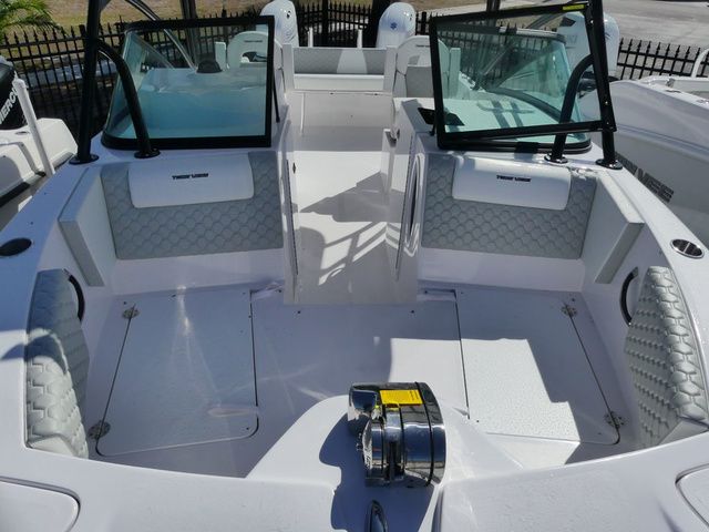 2026 Twin Vee 240 GFX DUAL CONSOLE - 19