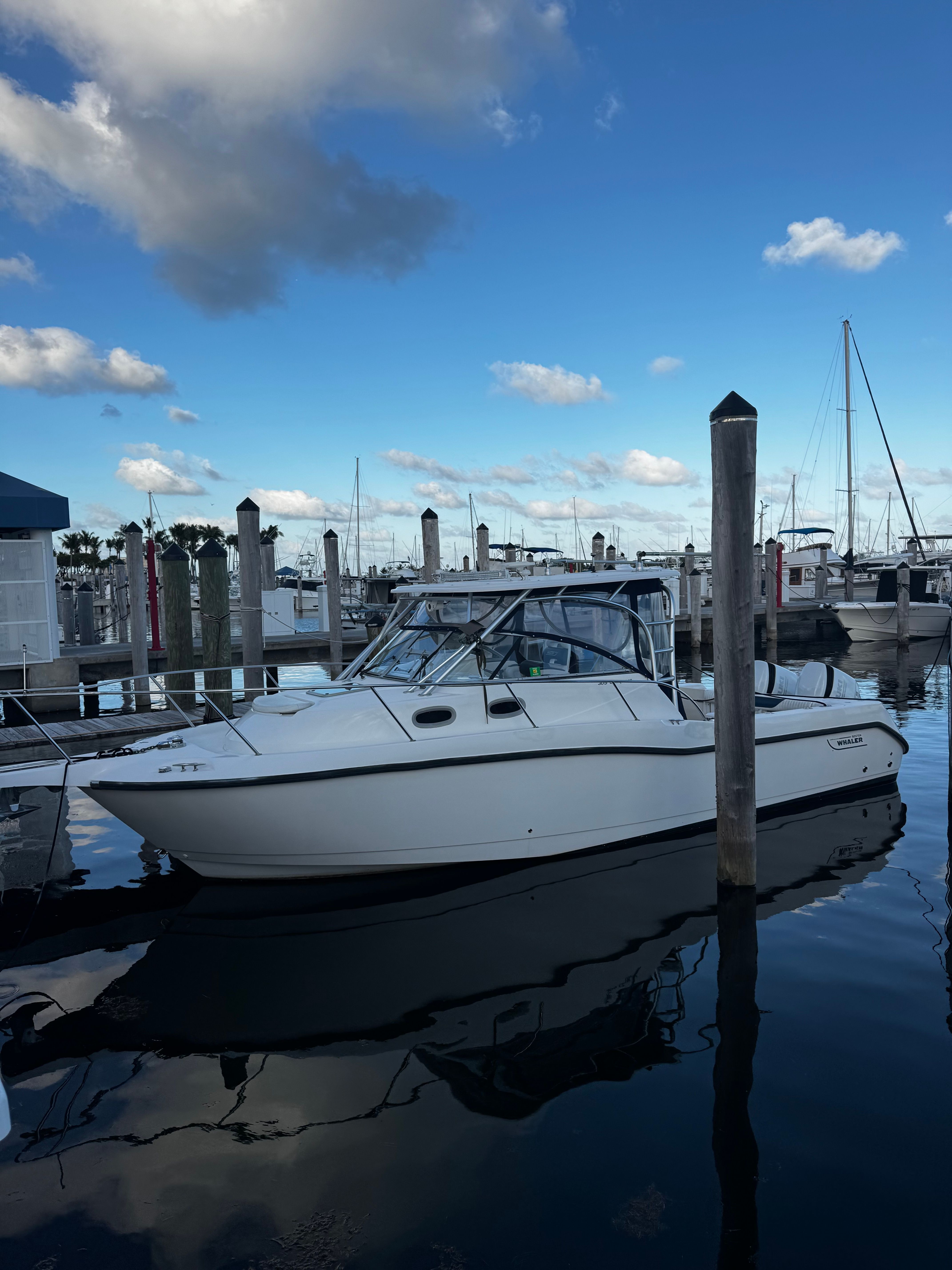 Boston Whaler 305 Conquest 2005 docked under blue sky.