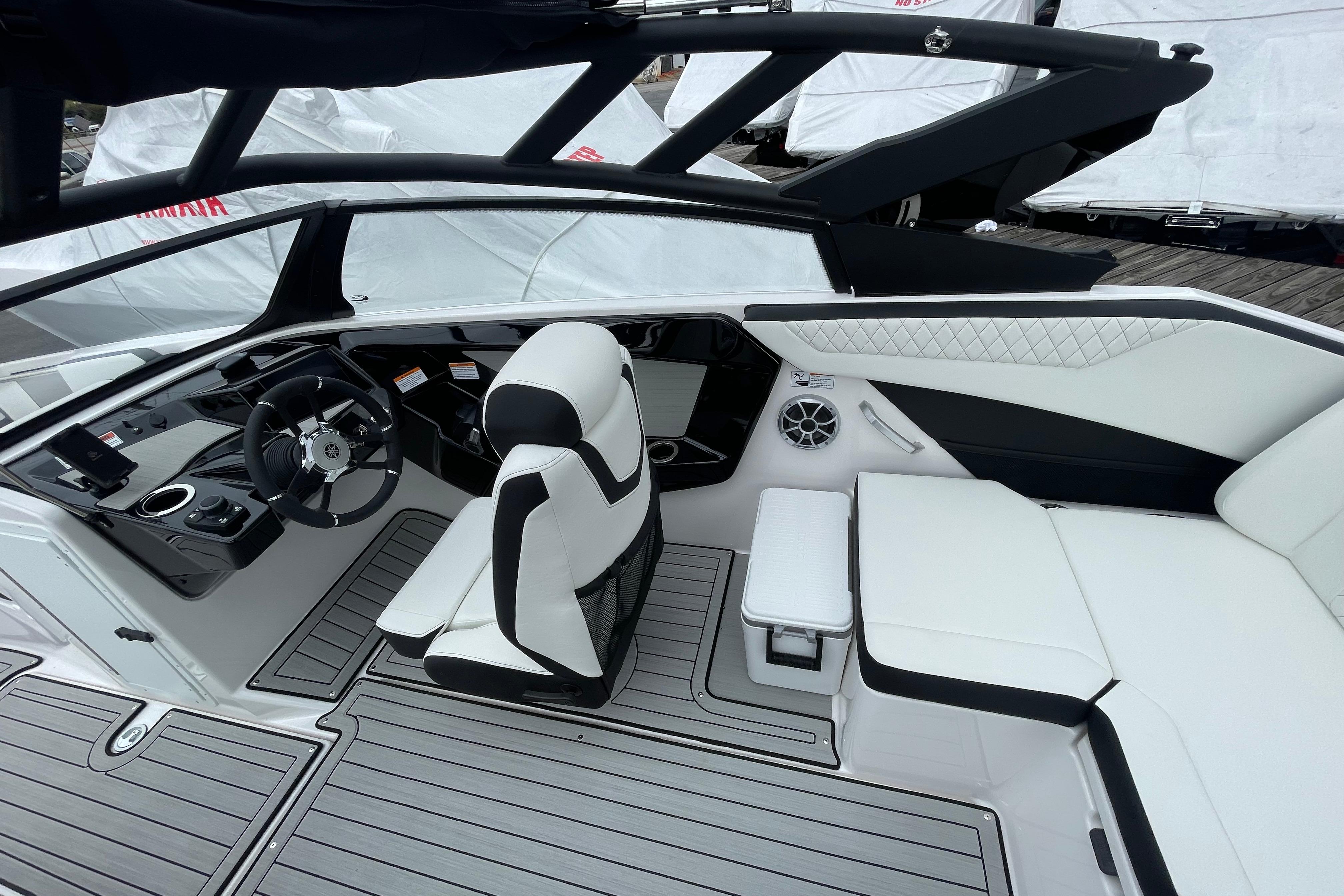 2026 Yamaha Boats 222S interior with sleek design, modern dashboard, and comfortable seating.