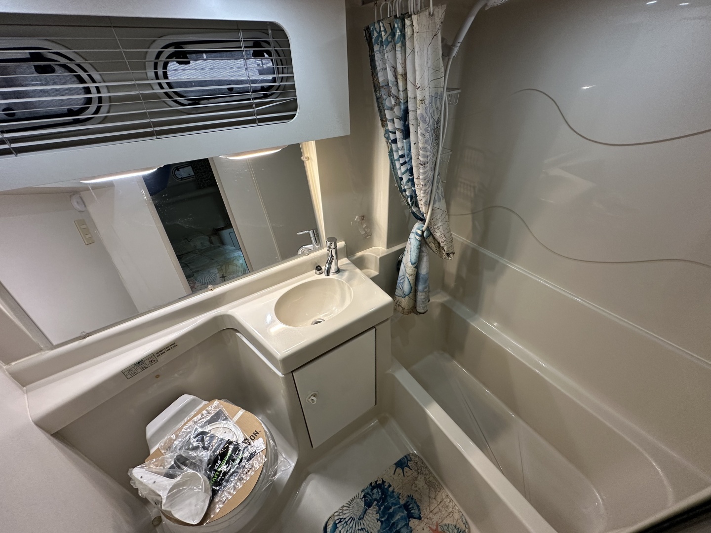 1998 Cruisers Yachts 3650 Aft Cabin - Image 53