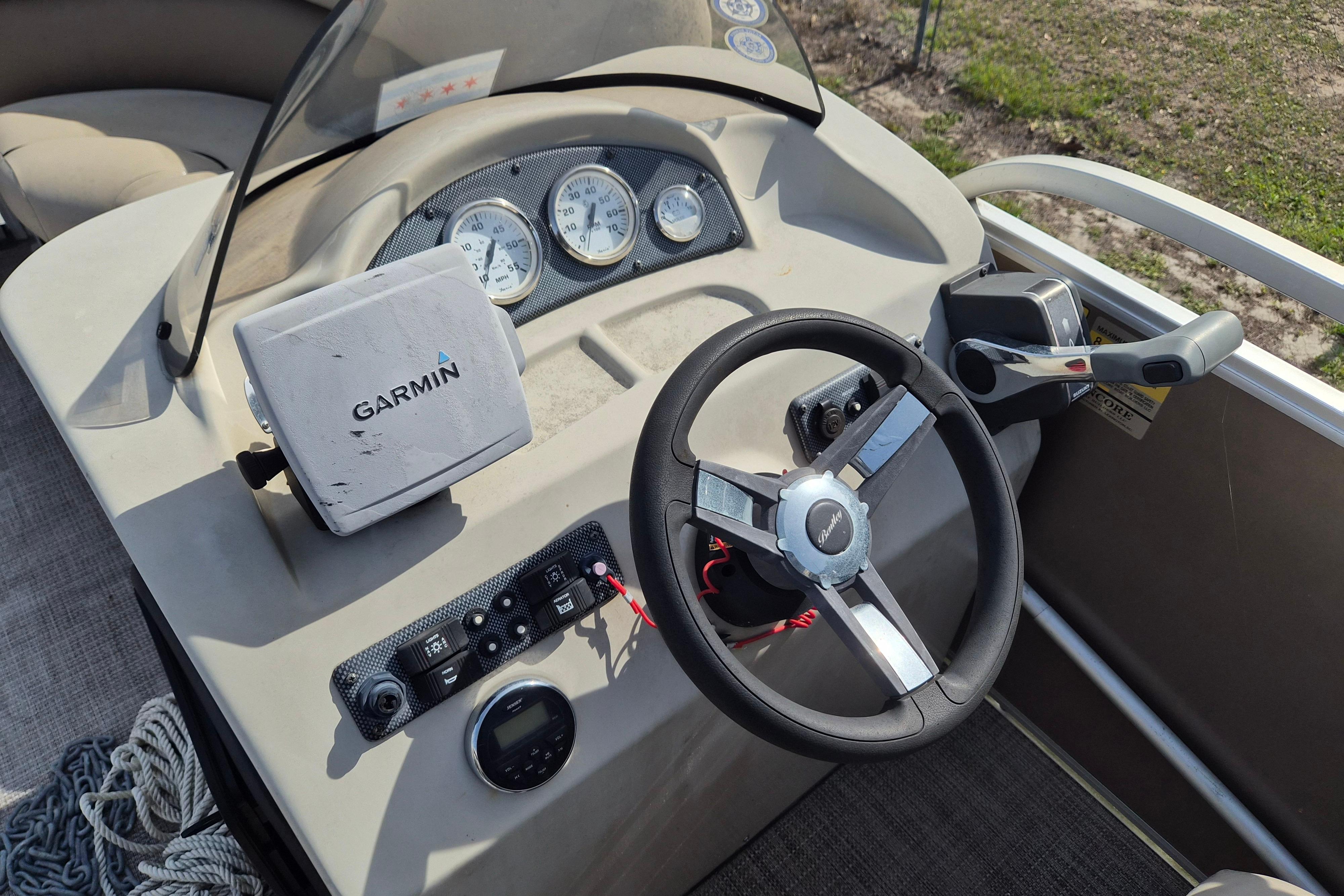 Steering console of a 2004 Bentley Pontoons 180 CRUISE with Garmin navigation system.