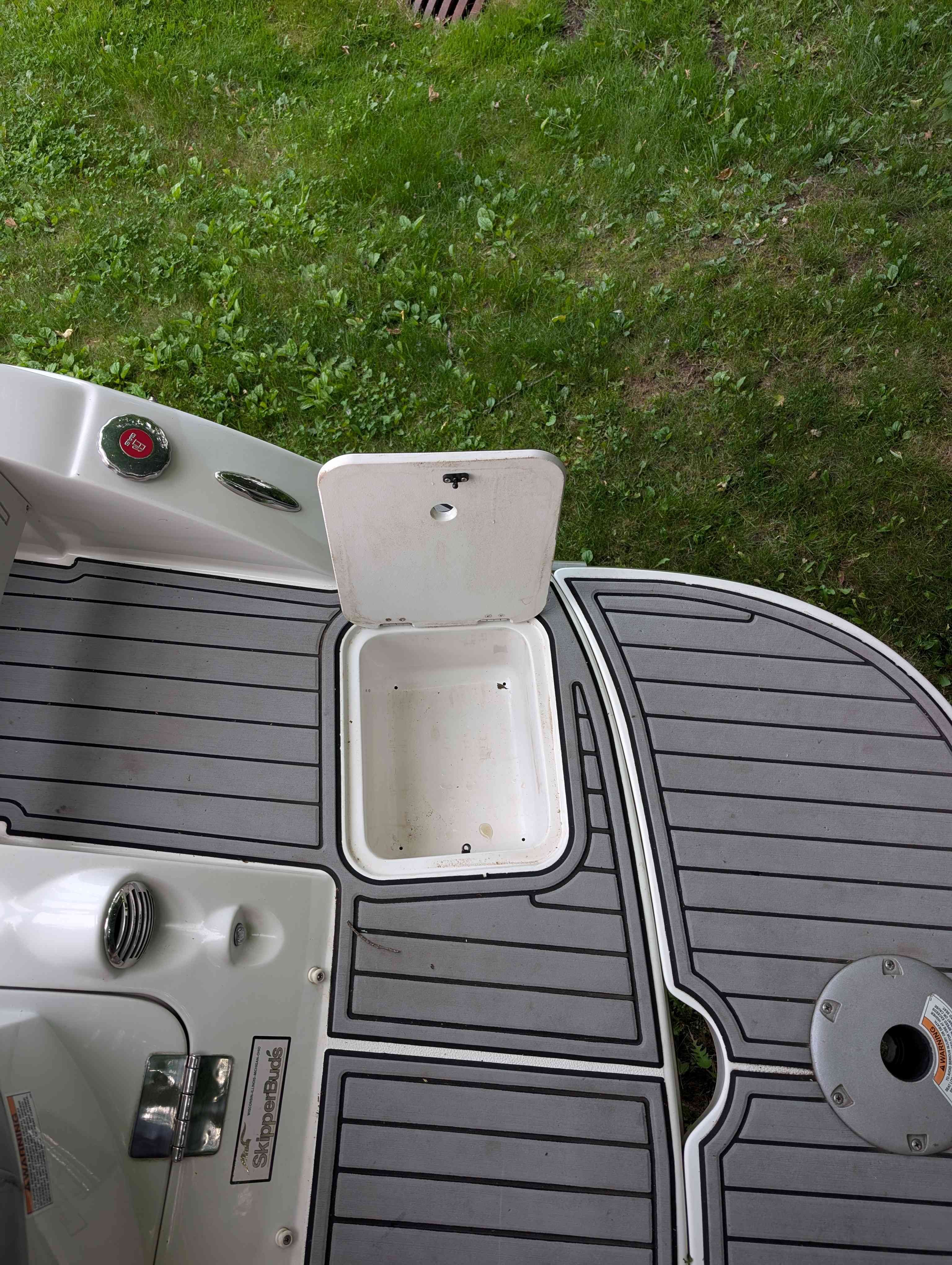 Starcraft 2000 boat deck with open storage compartment, year 2015.