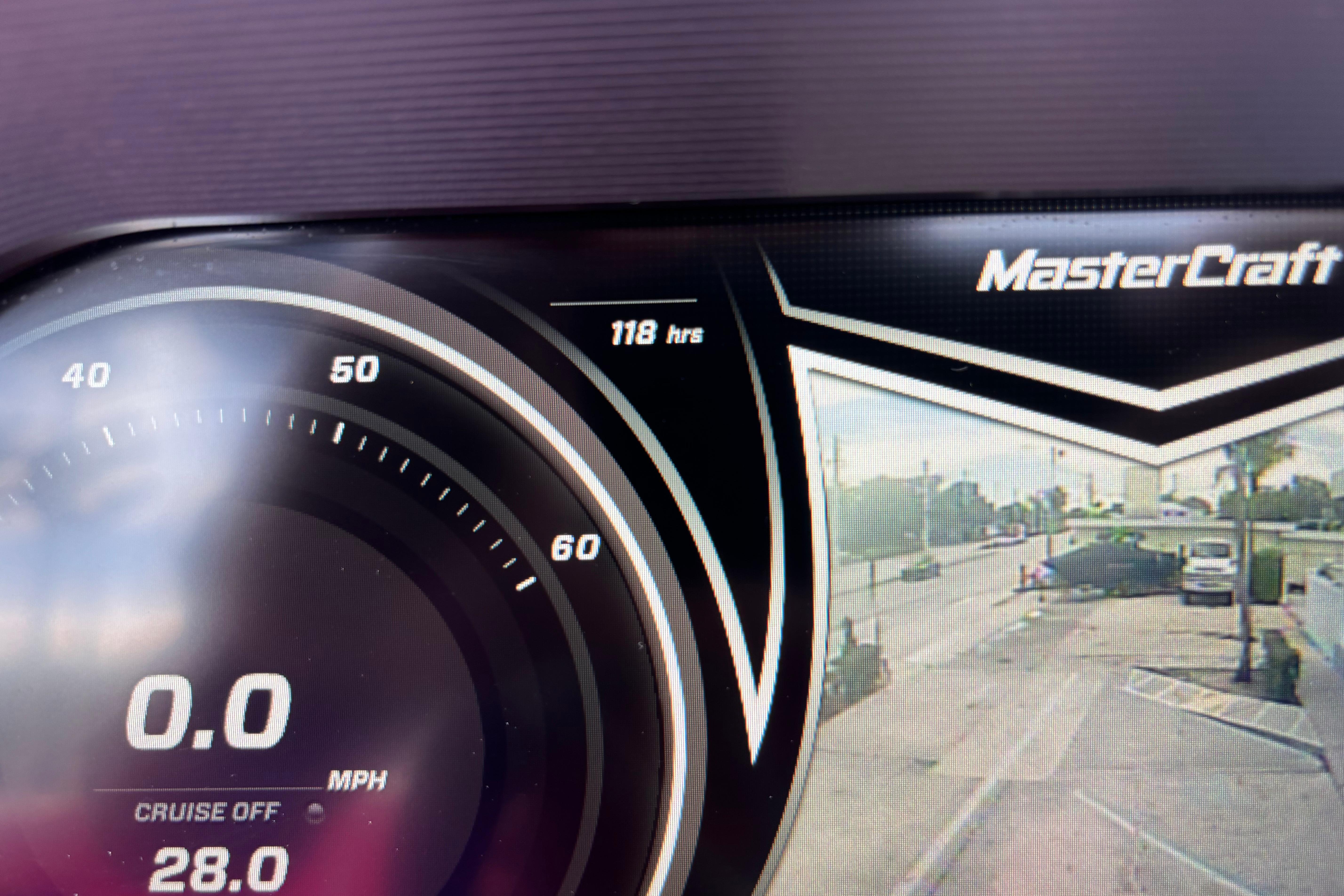 Dashboard of 2020 MasterCraft X24 showing 0 MPH and 118 hours usage.