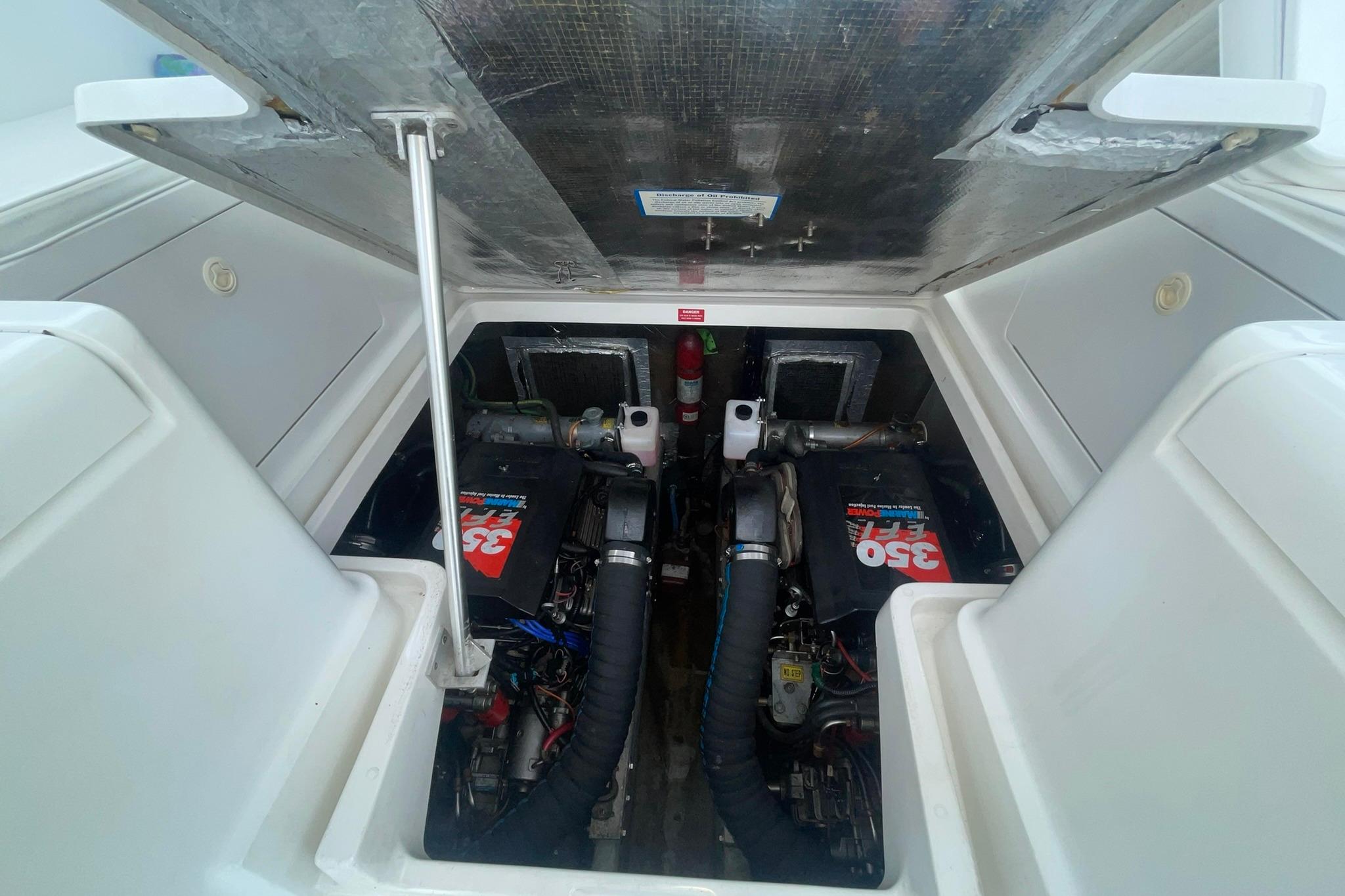 ENGINE ROOM WITH HYRDRAULICALLY ACTUATED HATCH