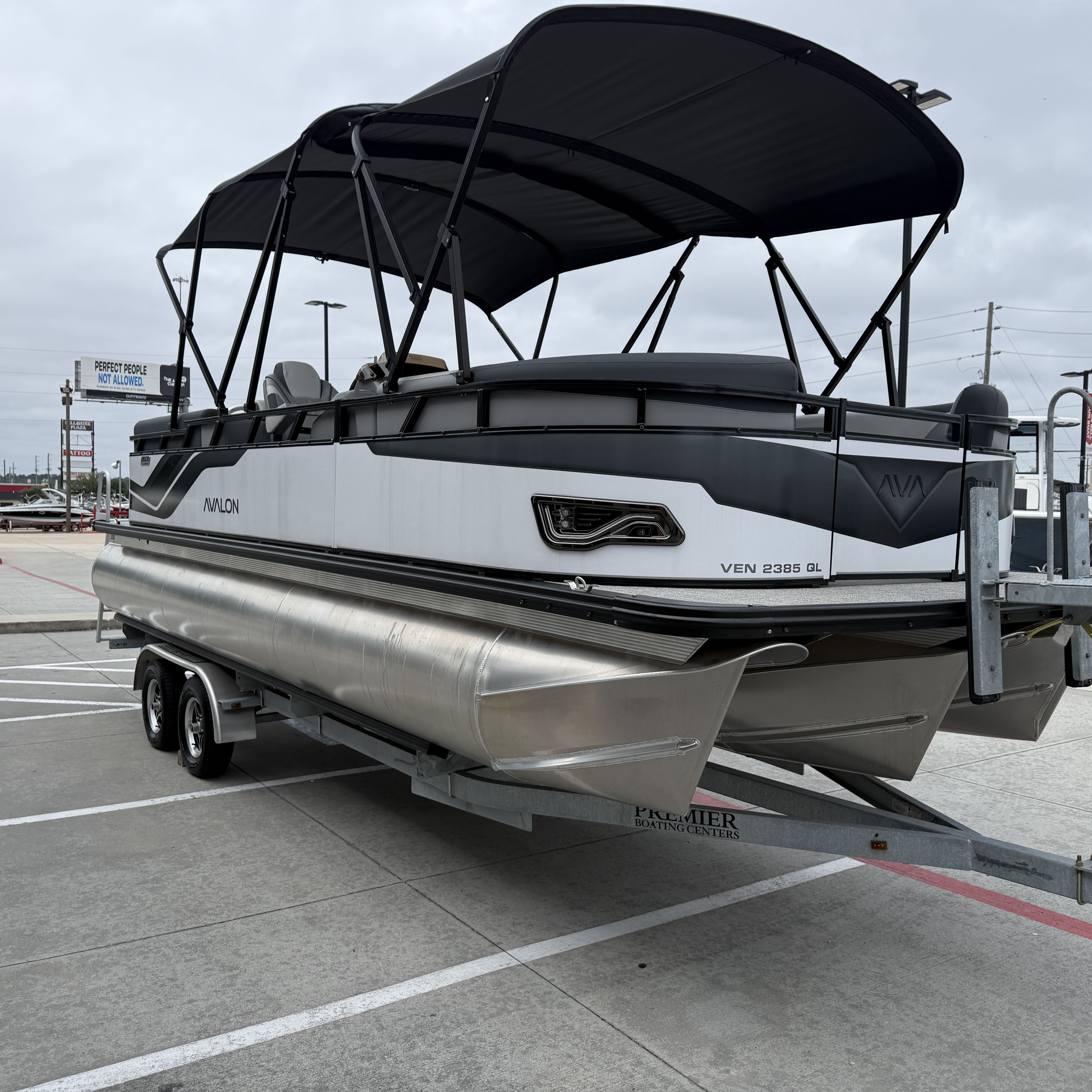 2025 Avalon Venture 85 Quad Lounge - 23' - 6