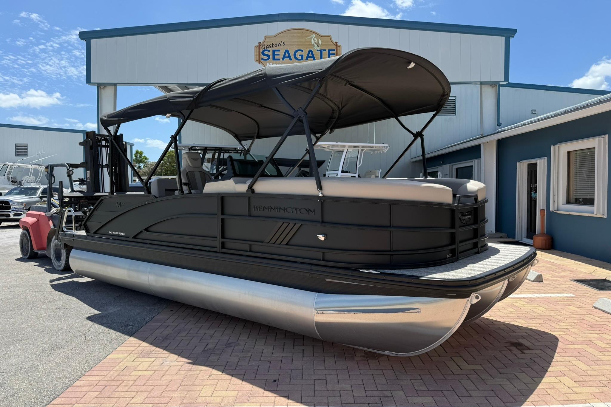 2026 Bennington 22 M Swingback