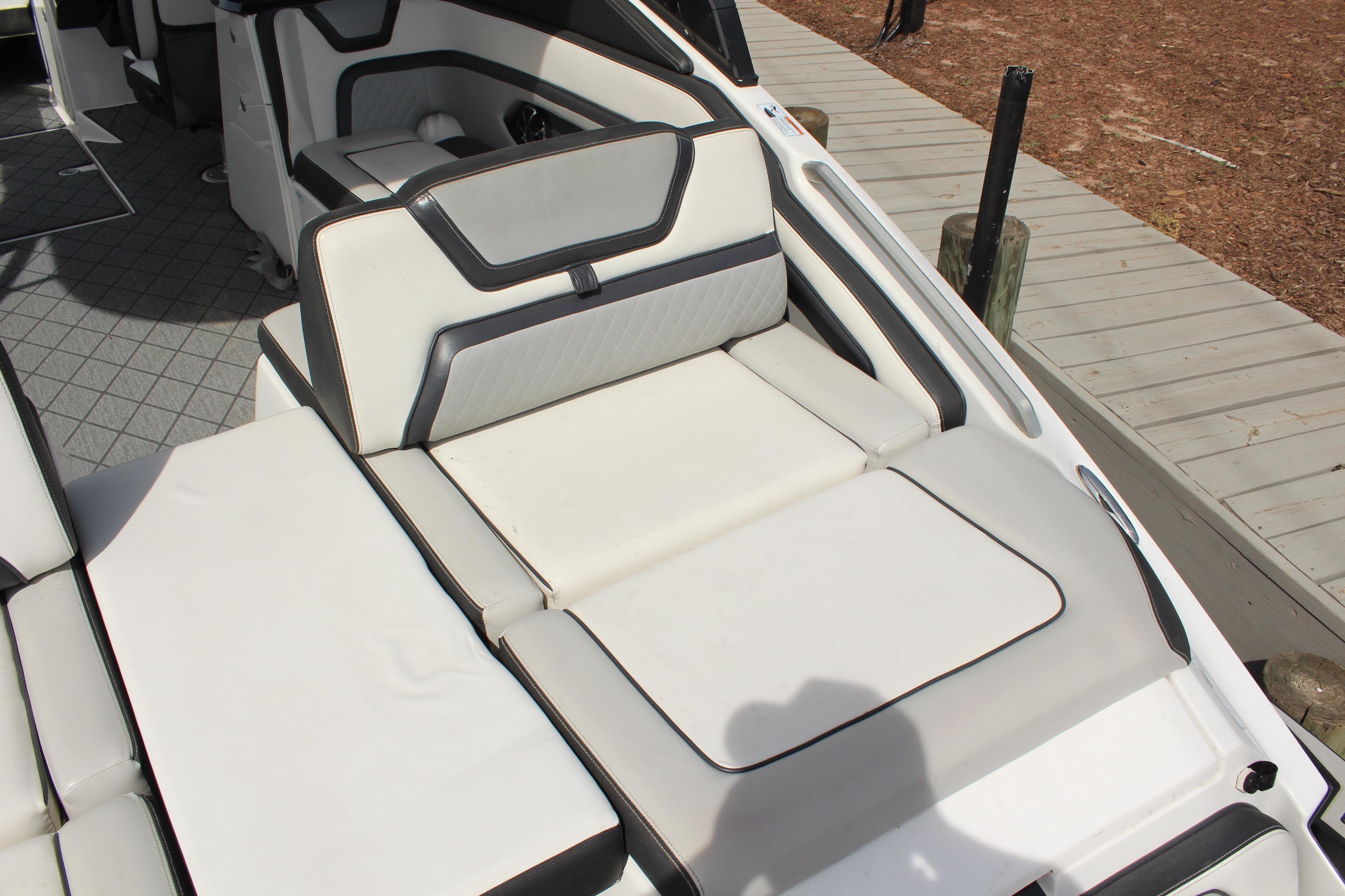 2020 Yamaha Boats 275SE interior seating with sleek white and black design.