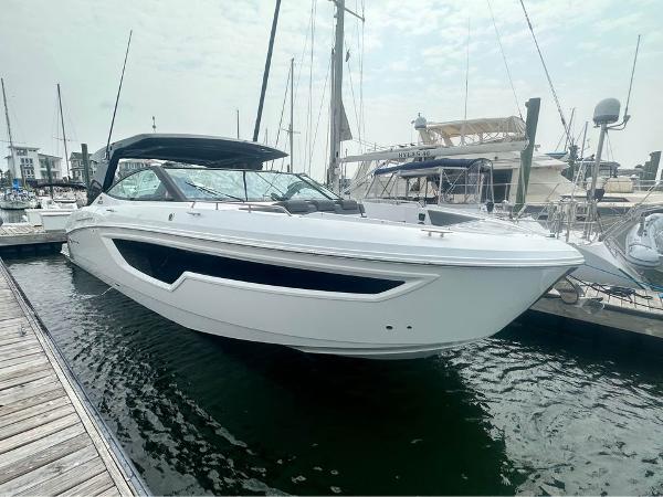 2021 Cruisers Yachts 38