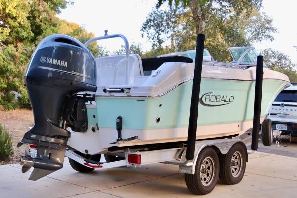 2022 Robalo R207 Dual Console - 10