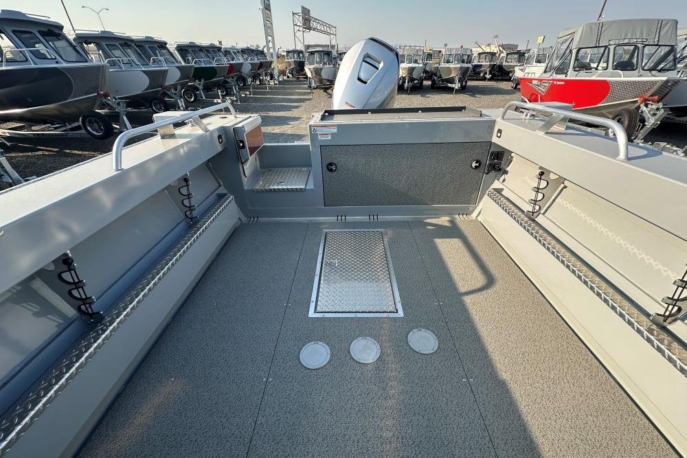 2025 Hewescraft 210 Sea Runner ET boat interior, showcasing spacious deck and storage features.