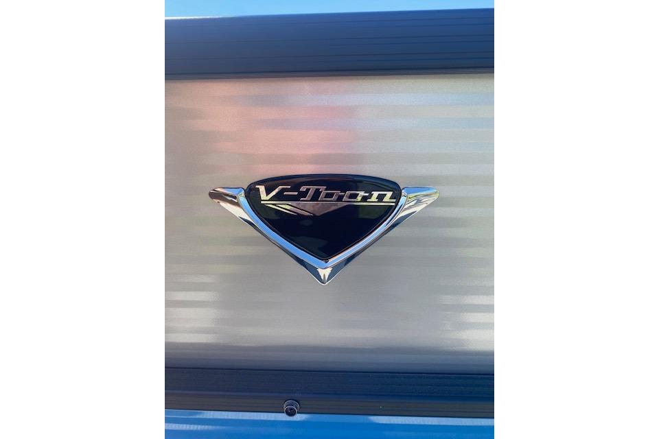 V-Troon emblem on 2026 Manitou 23 AURORA RF VPII 575 boat.